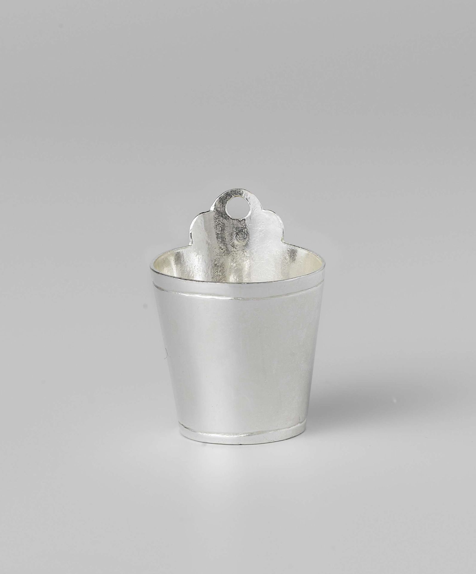 Zeepbak van zilver by Abraham van der Hoeff