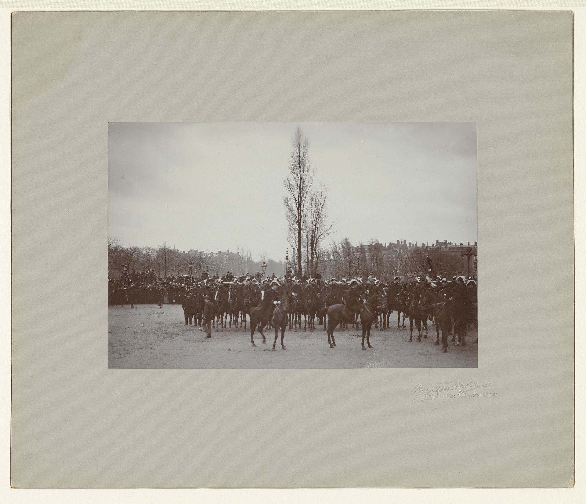 Ere-escorte van Amsterdamse burgers bij de inhuldiging van koningin Wilhelmina by Albert Greiner