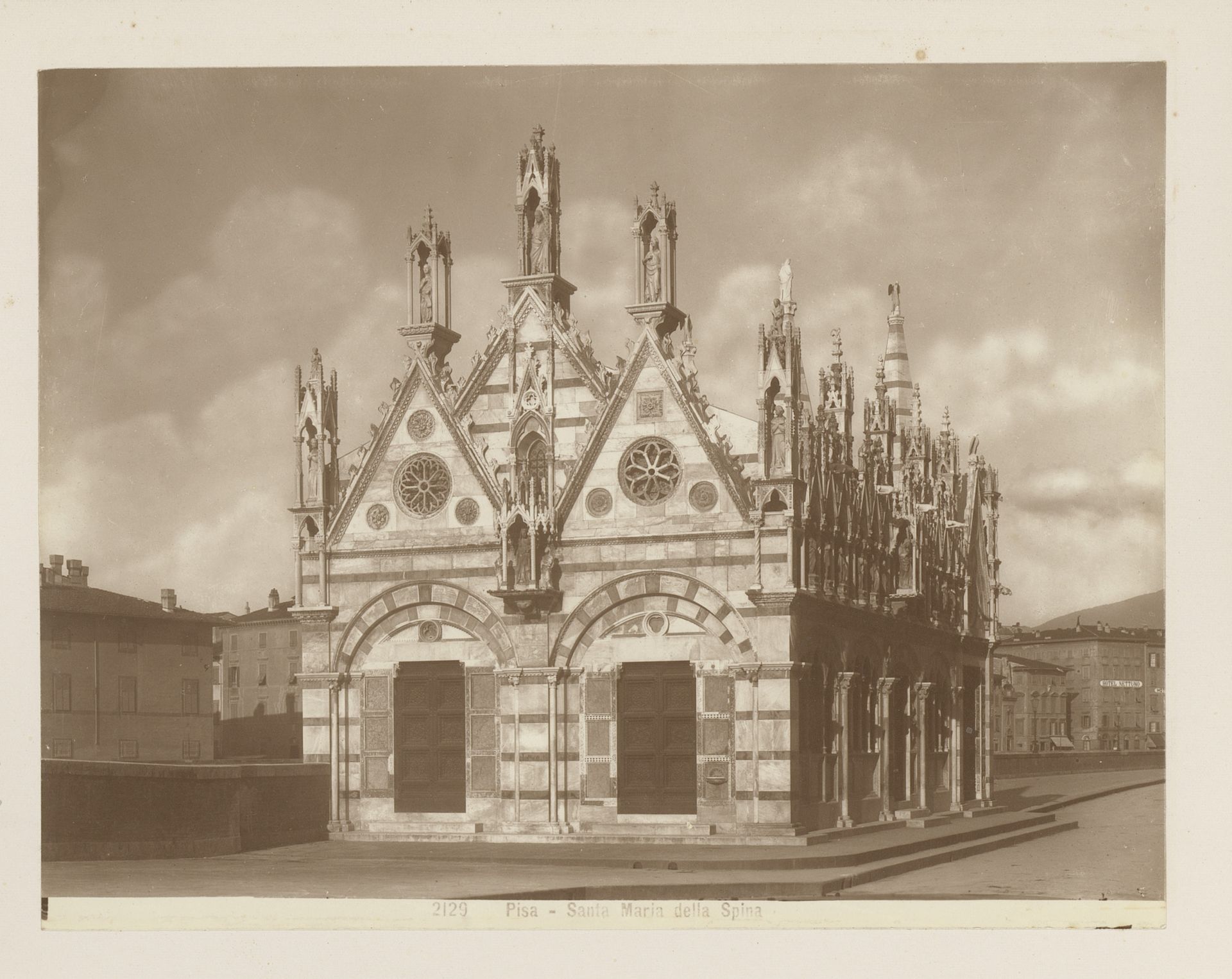 Gezicht op de Santa Maria della Spina te Pisa by Giacomo Brogi