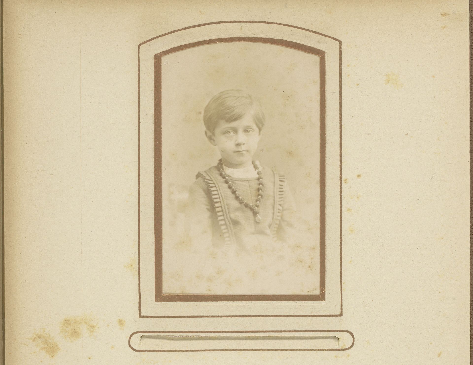Portret van een jongen met ketting by Max Büttinghausen
