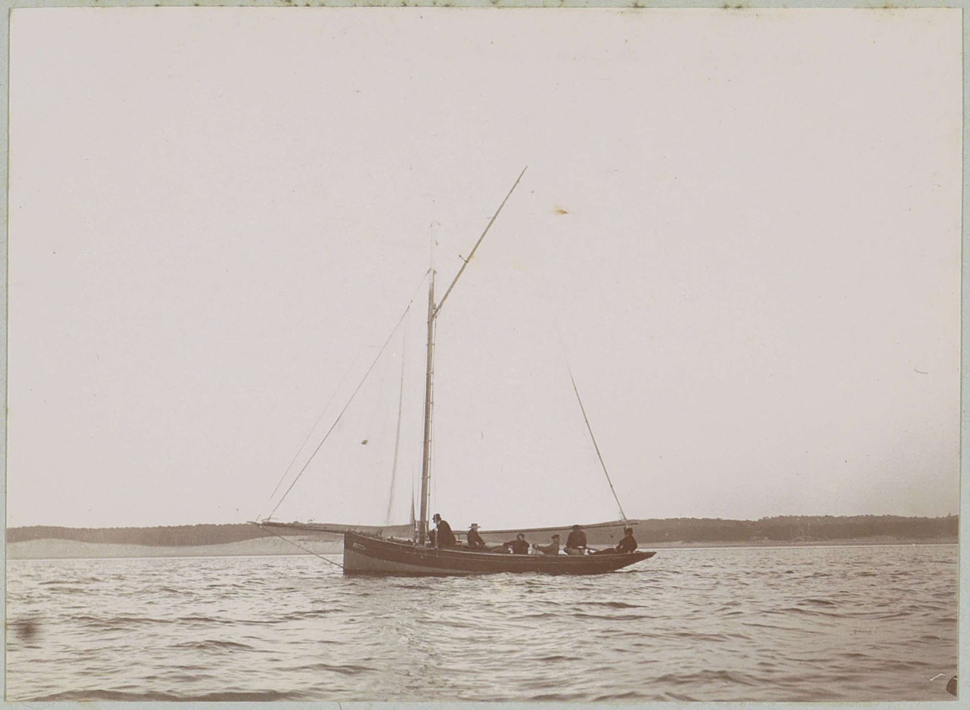 Zes personen in een zeilboot, vermoedelijk ter hoogte van Le Moulleau bij Arcachon by Delizy