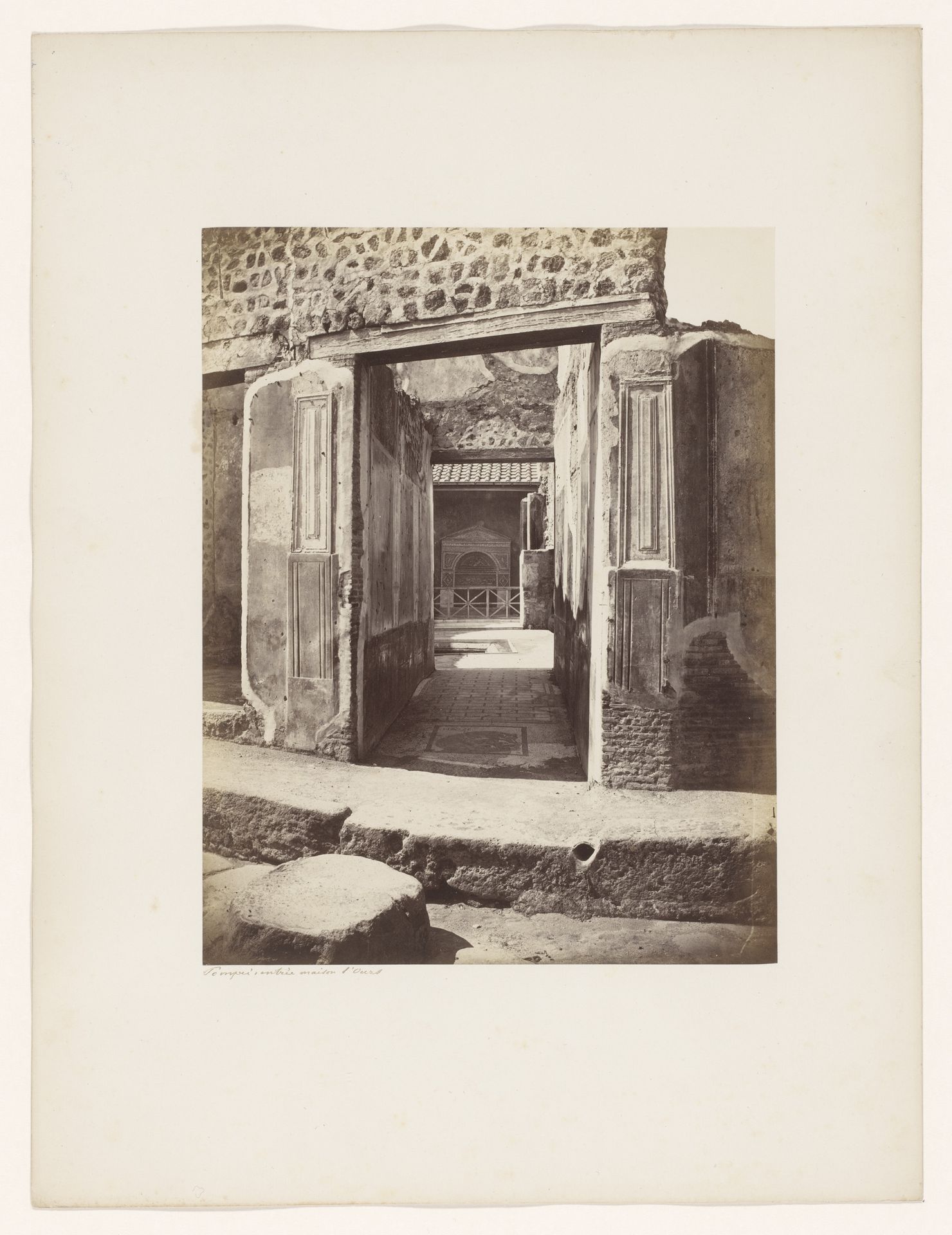 Entree van het Huis van de gewonde beer te Pompeï, Italië by Giorgio Sommer