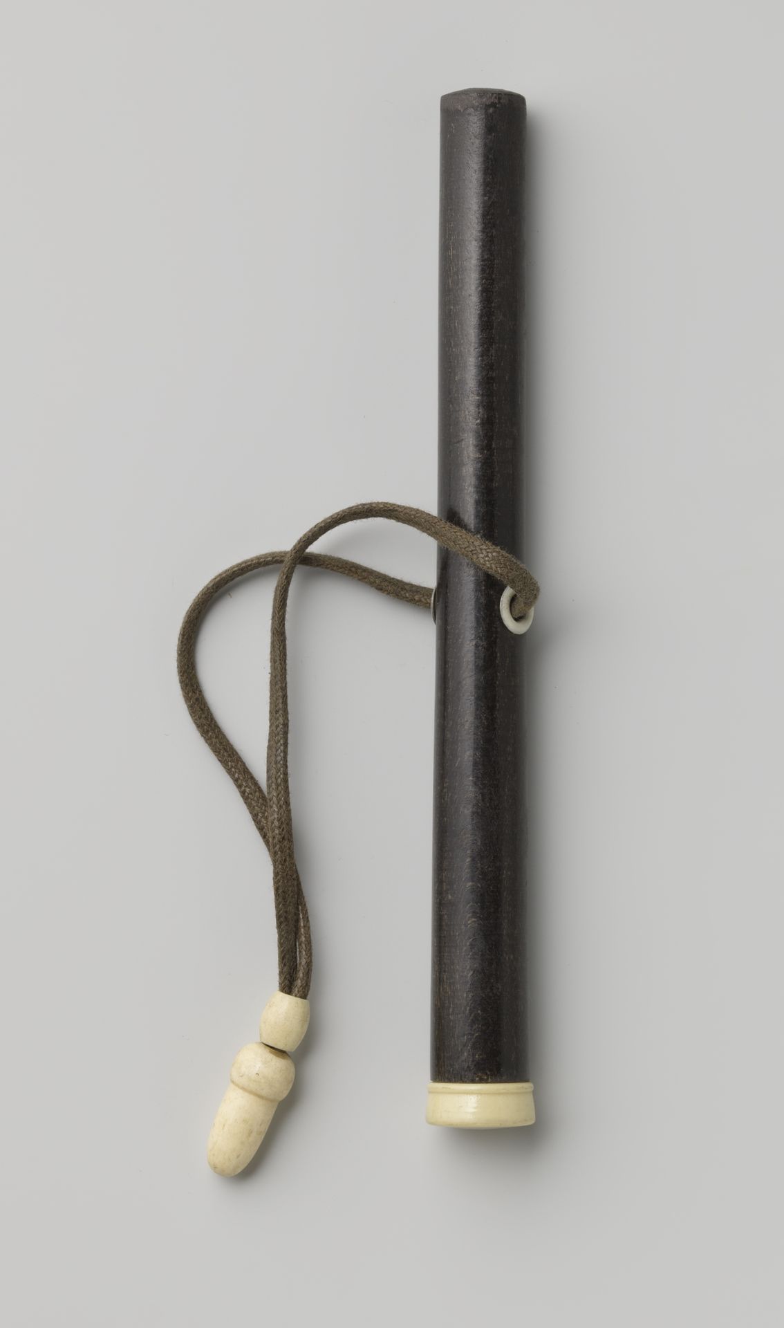 Handvat van donker hout voor een paraplu of parasol, met een knop van been; met draagriem by Gustav Schnitzler