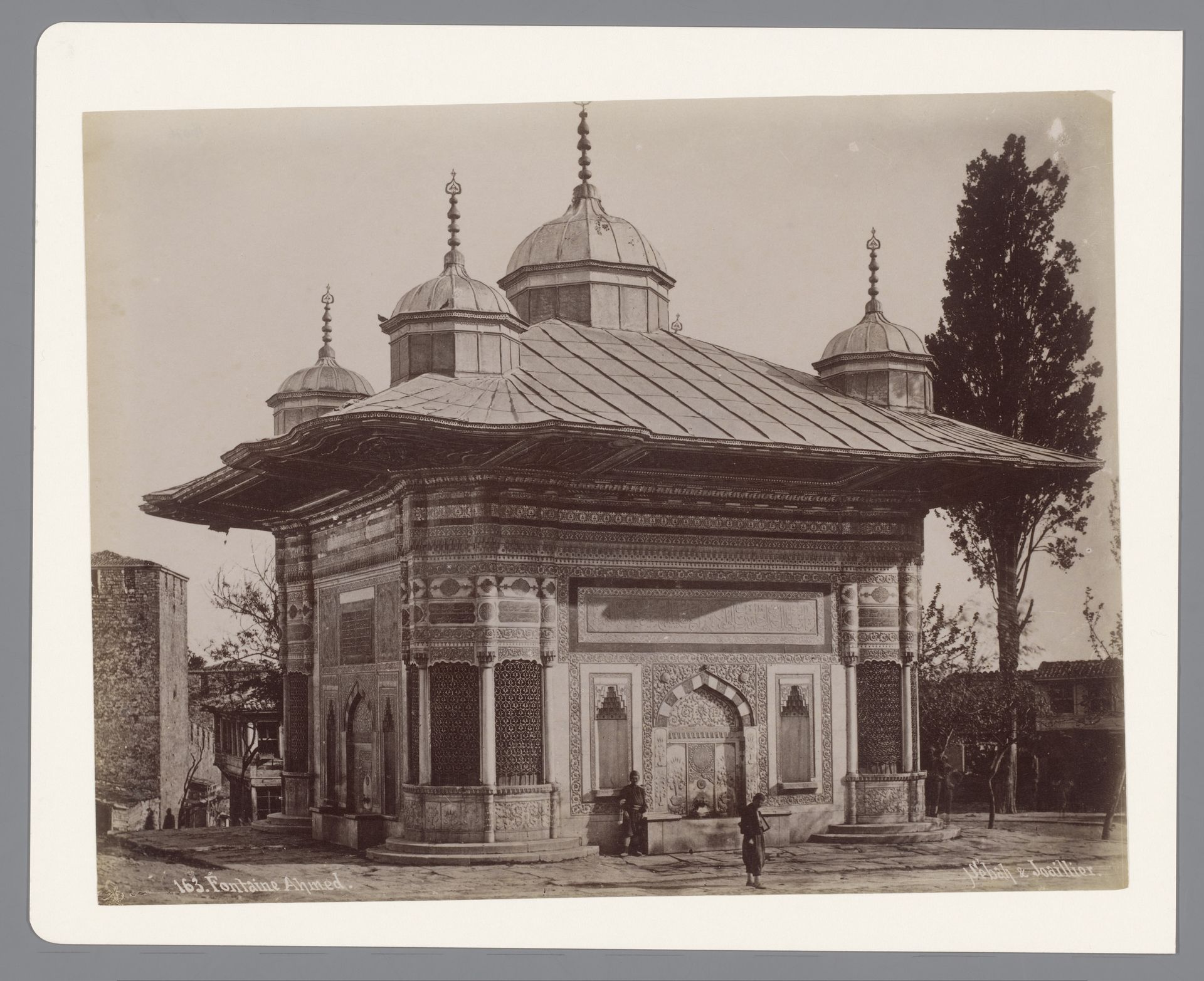 Fontein van sultan Ahmed III in Istanboel by Sébah & Joaillier
