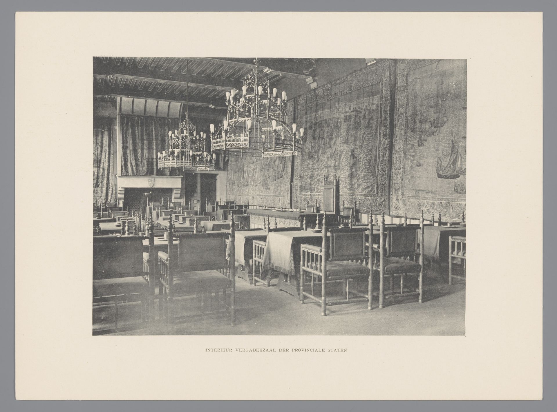 Gezicht op de voormalige vergaderzaal van de Provinciale Staten in de Abdij van Middelburg by Gebroeders van Straaten