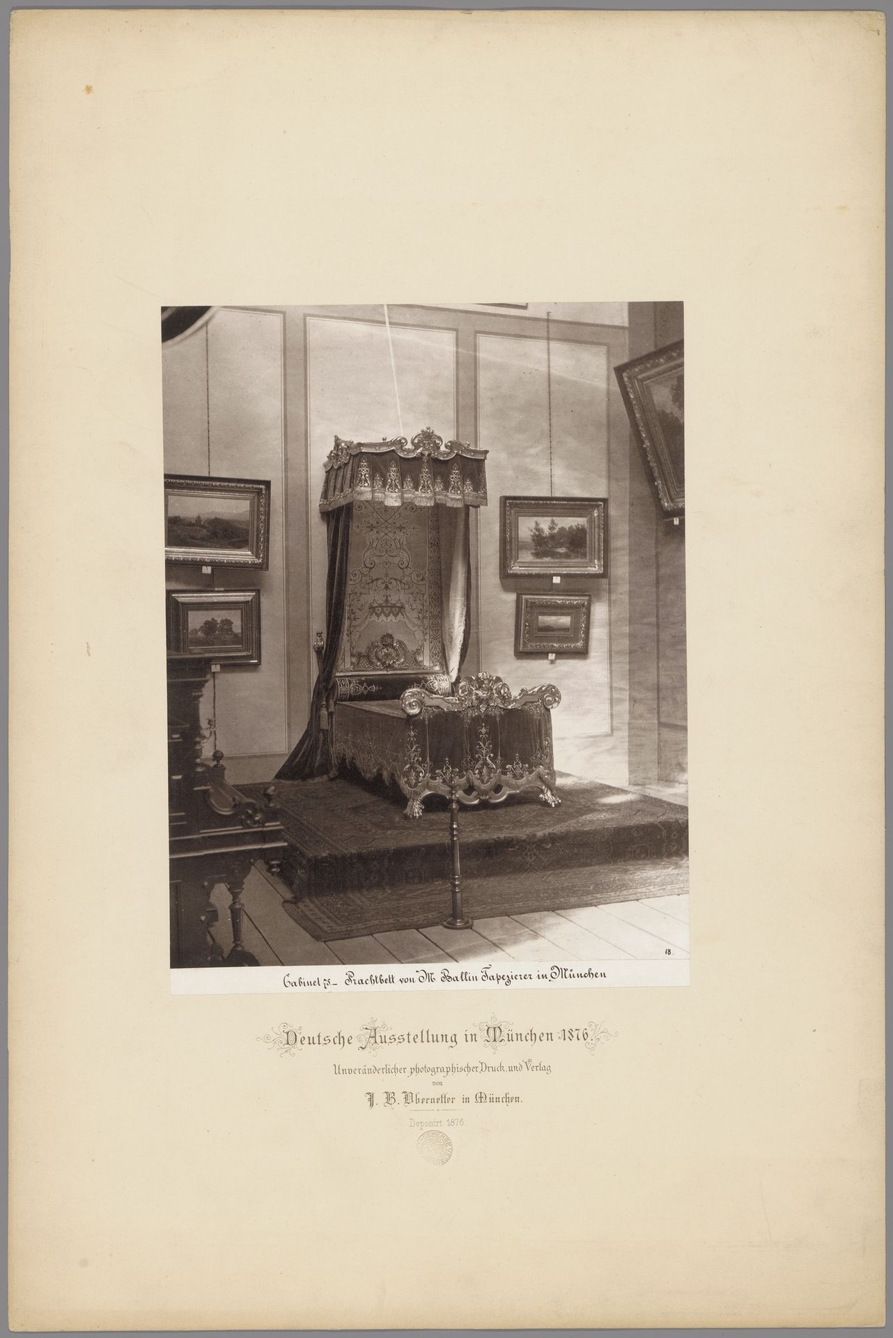 Opstelling van een praalbed in het Bayerisches Nationalmuseum te München by Anonymous