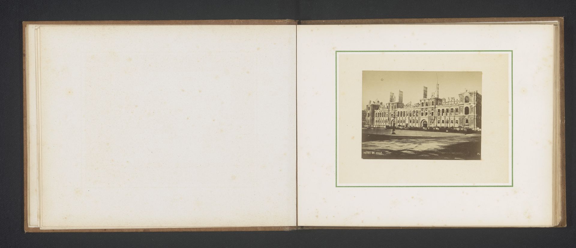 Gezicht op het stadhuis in Parijs na de brand door de Commune van Parijs by P. Loubère