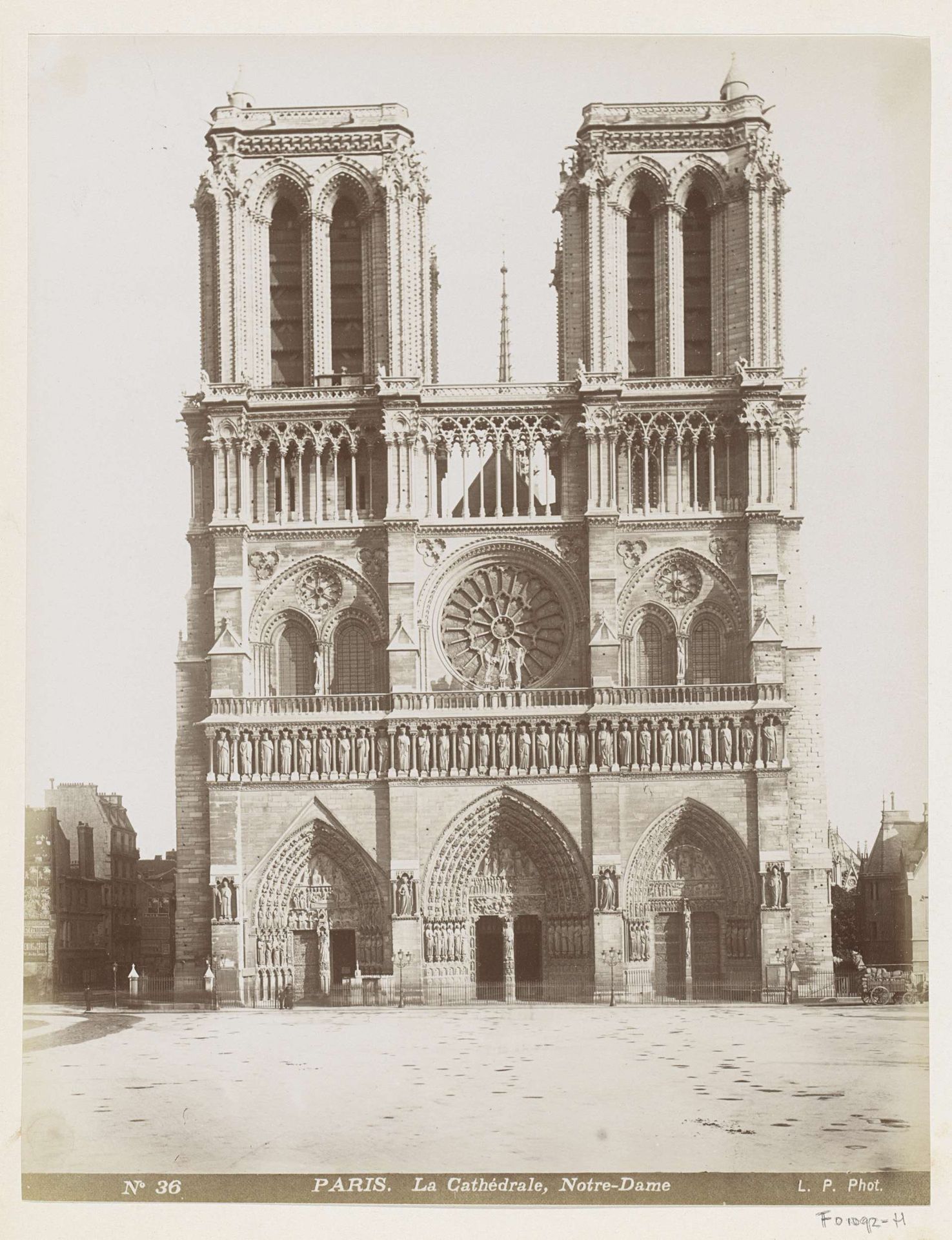 Exterieur van de Cathédrale Notre-Dame in Parijs by Louis Antoine Pamard