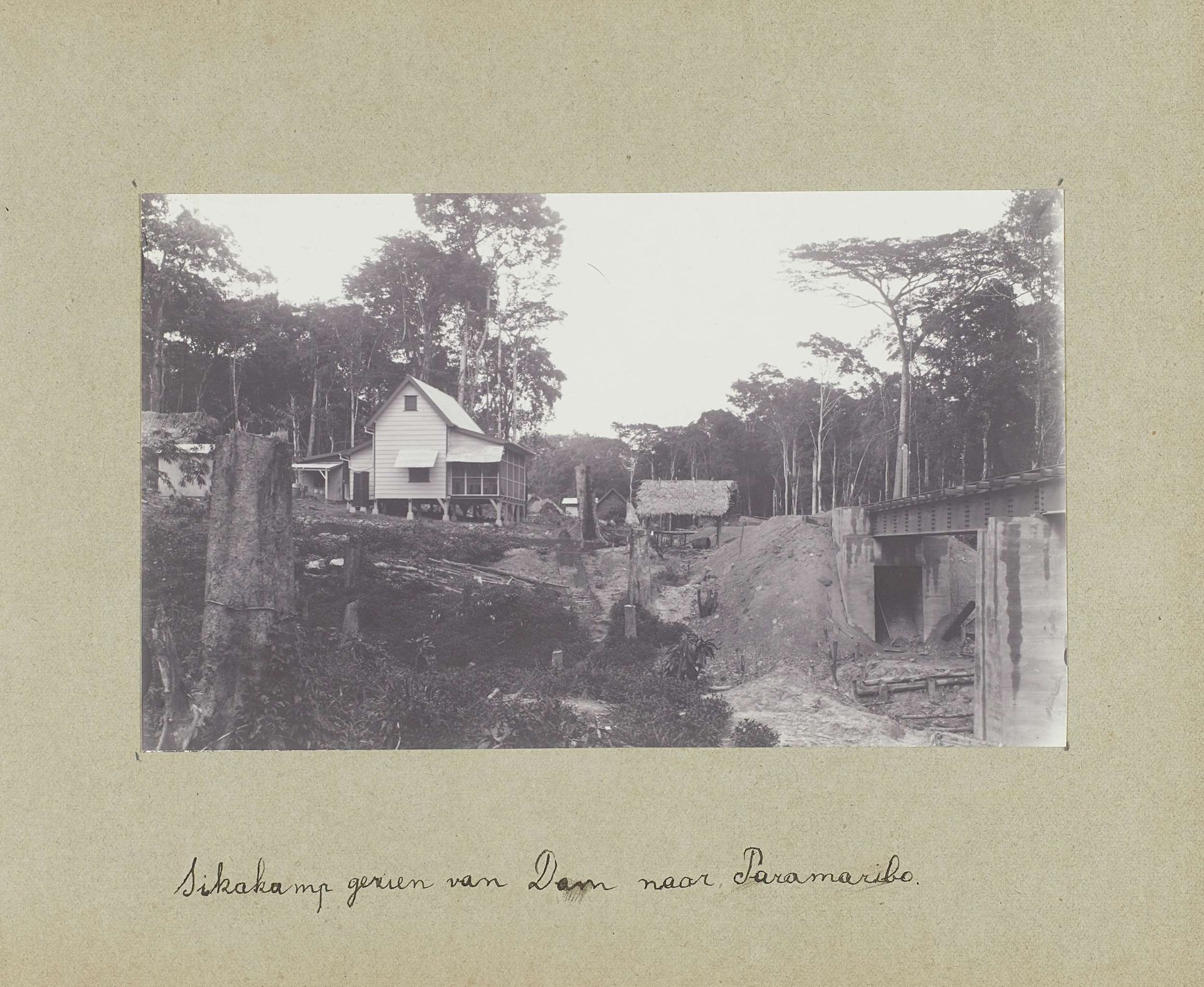 Sikakamp gezien van Dam naar Paramaribo by Jacob Evert Wesenhagen