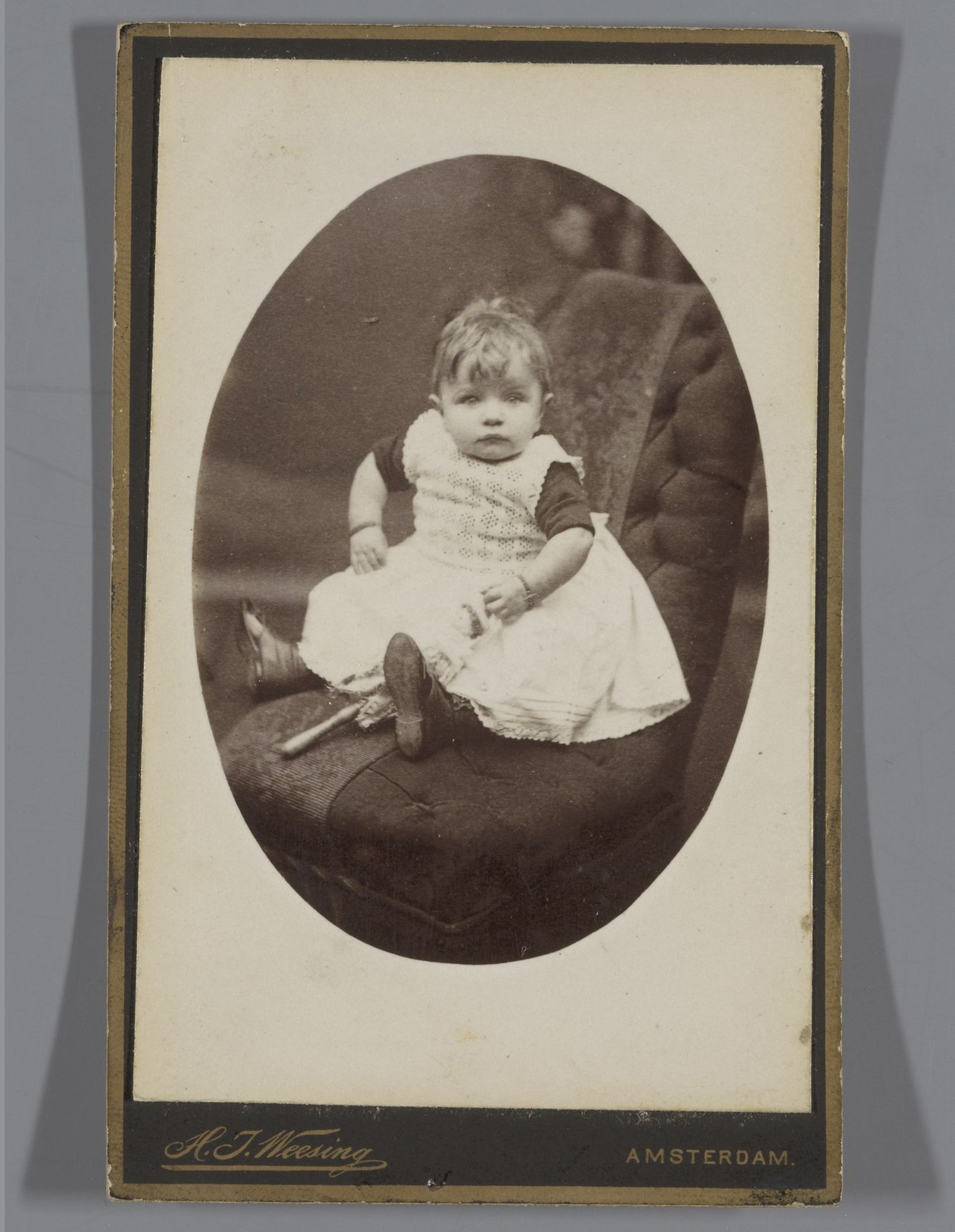 Portret van een onbekend meisje, aangeduid als Annie by Hermanus Jodocus Weesing