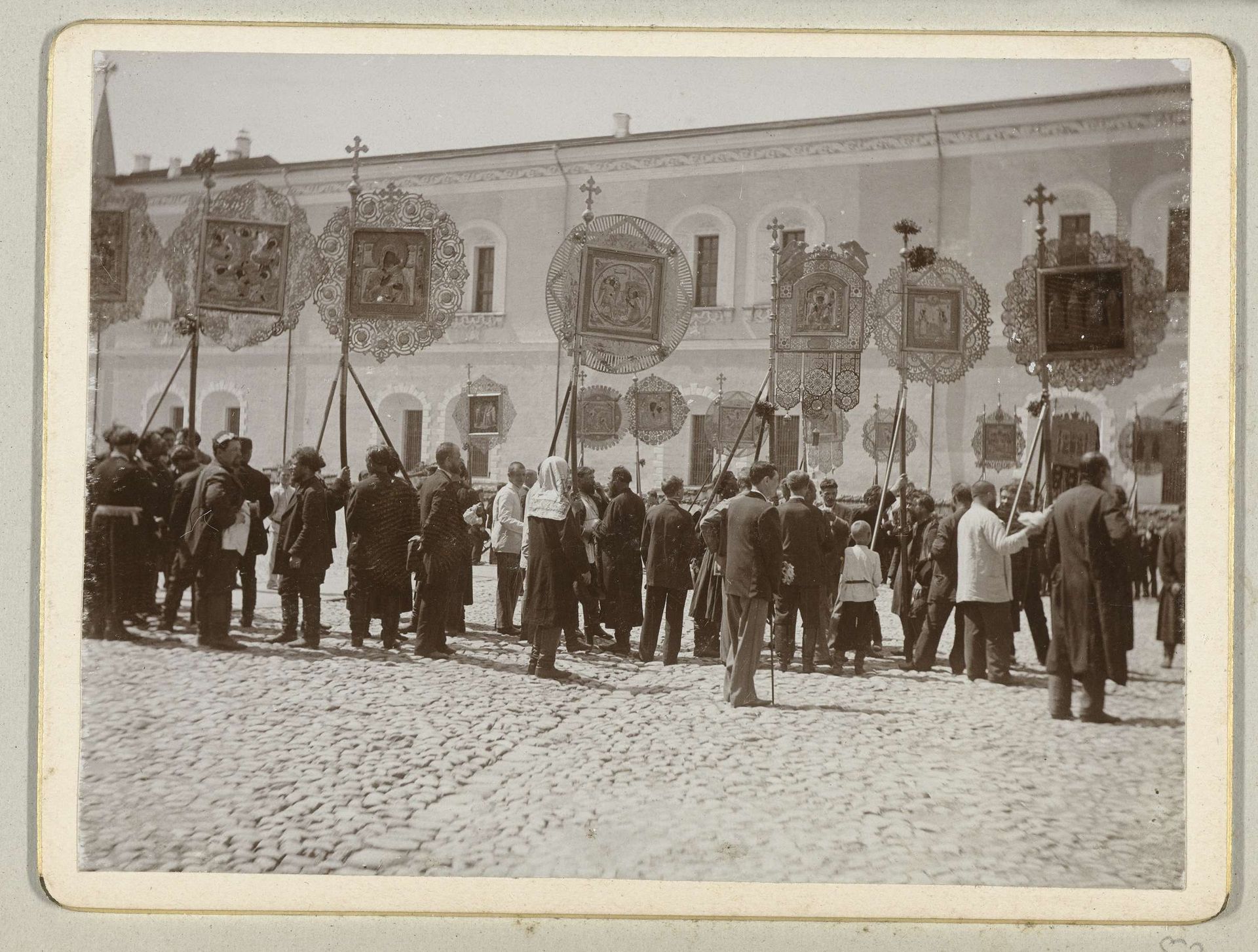 Processie met religieuze afbeeldingen op het Kremlin. by Henry Pauw van Wieldrecht