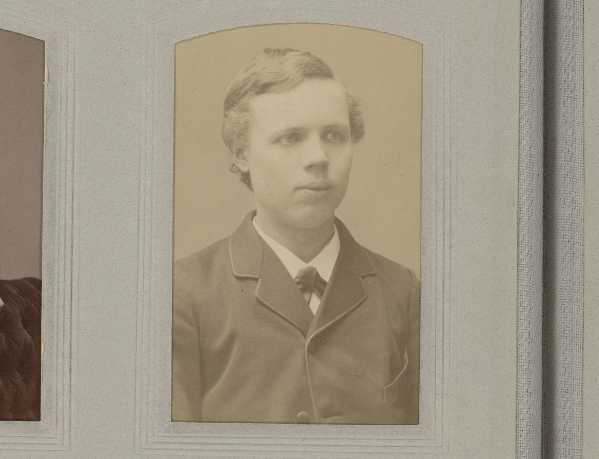 Portret van een jonge man by Lönberg & Högberg