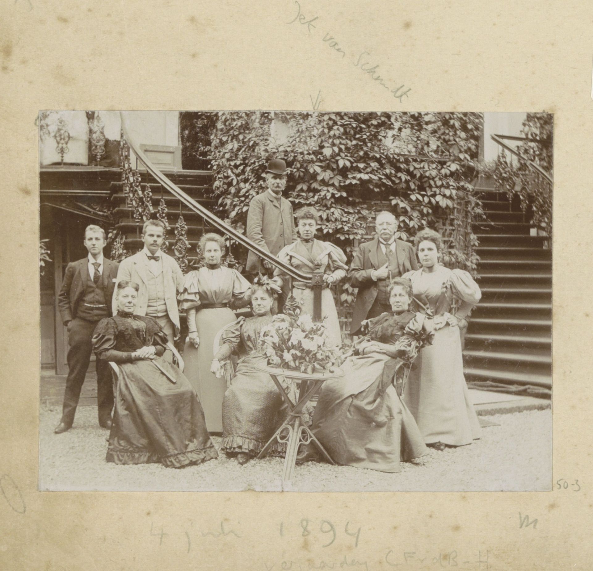 Groepsportret in de tuin op de verjaardag van Carolina Frederika Holle by Hendrik Herman van den Berg