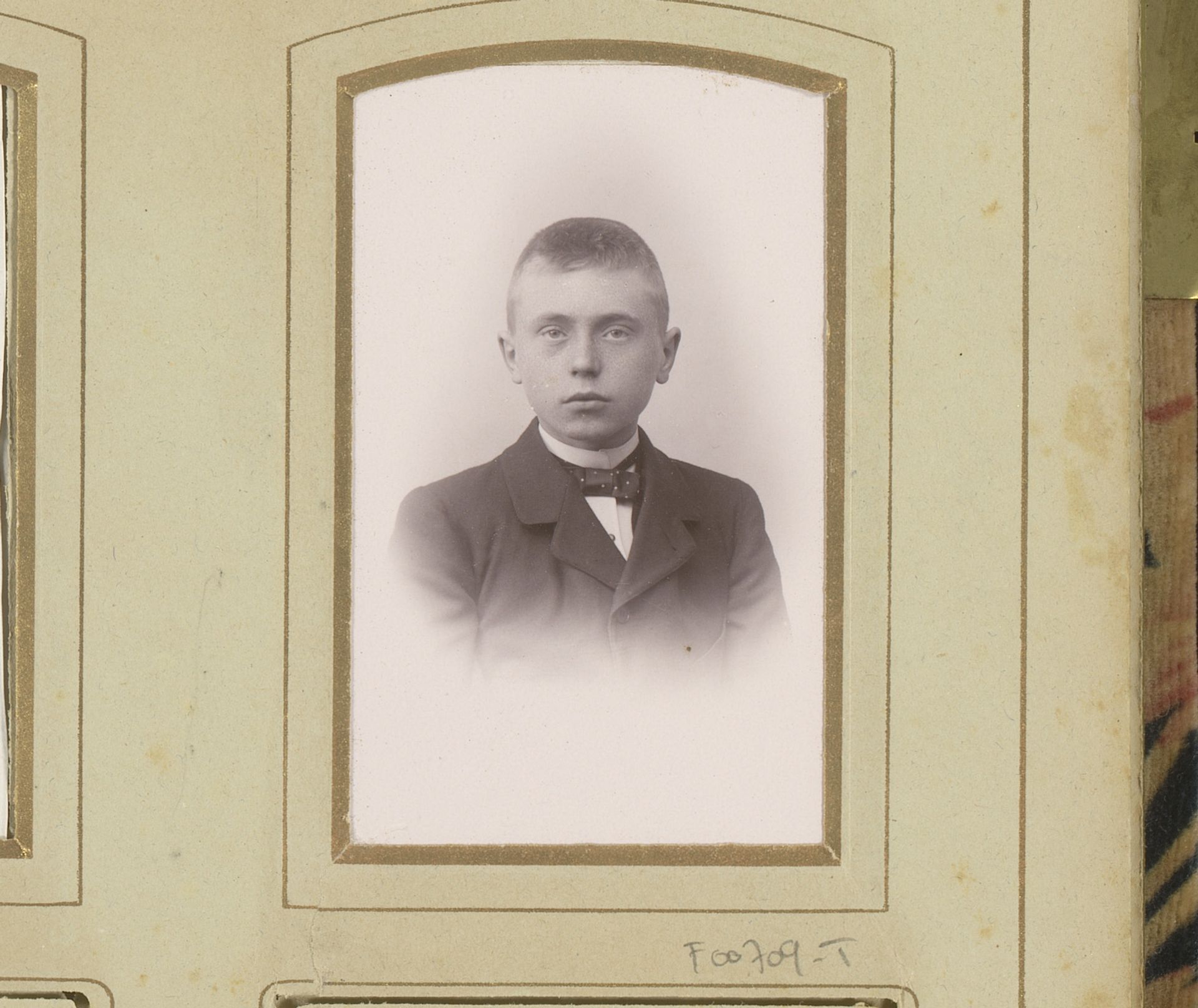 Portret van een jongen by Gebroeders IJpma