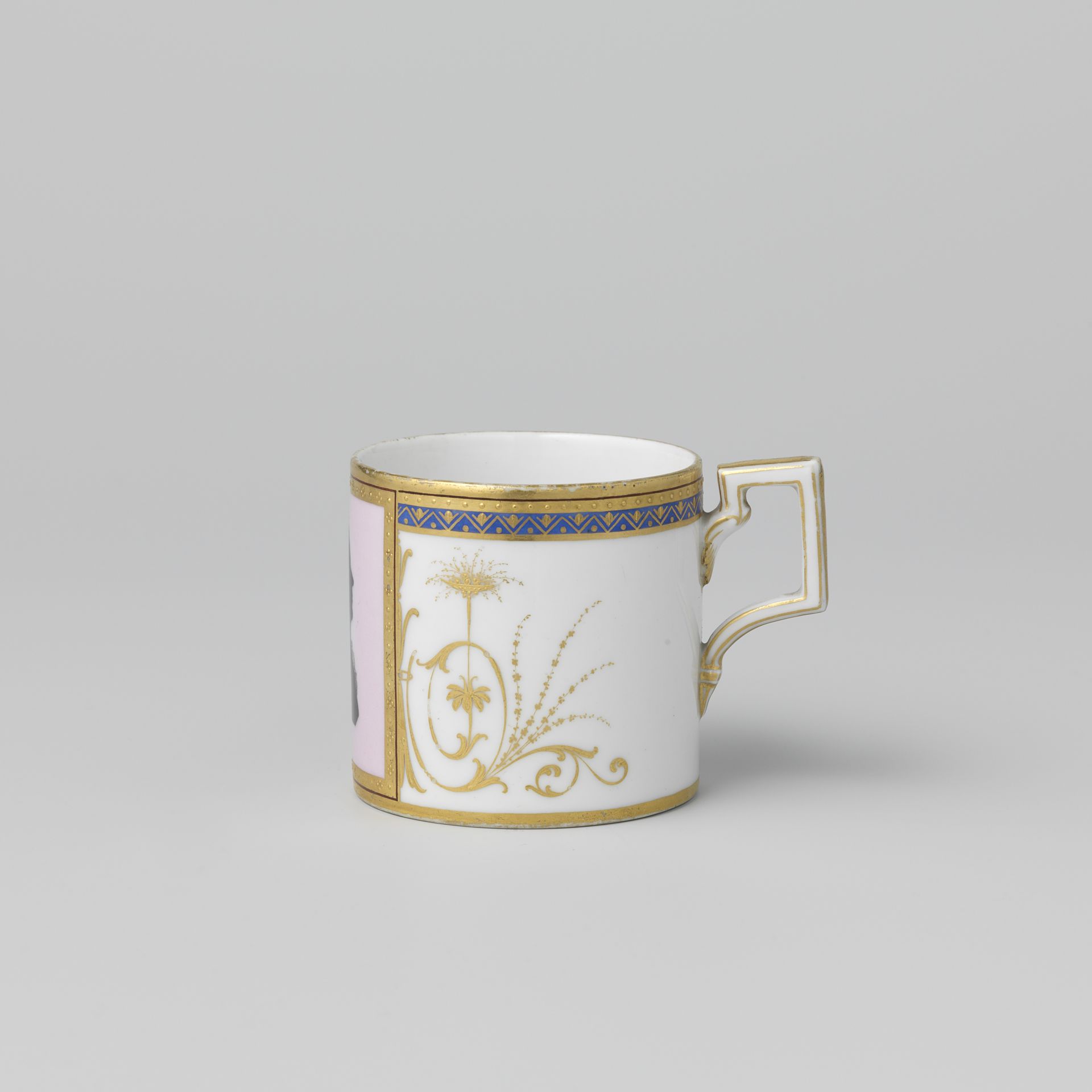 Cup with a portrait en profile by Königliche Porzellan Manufaktur