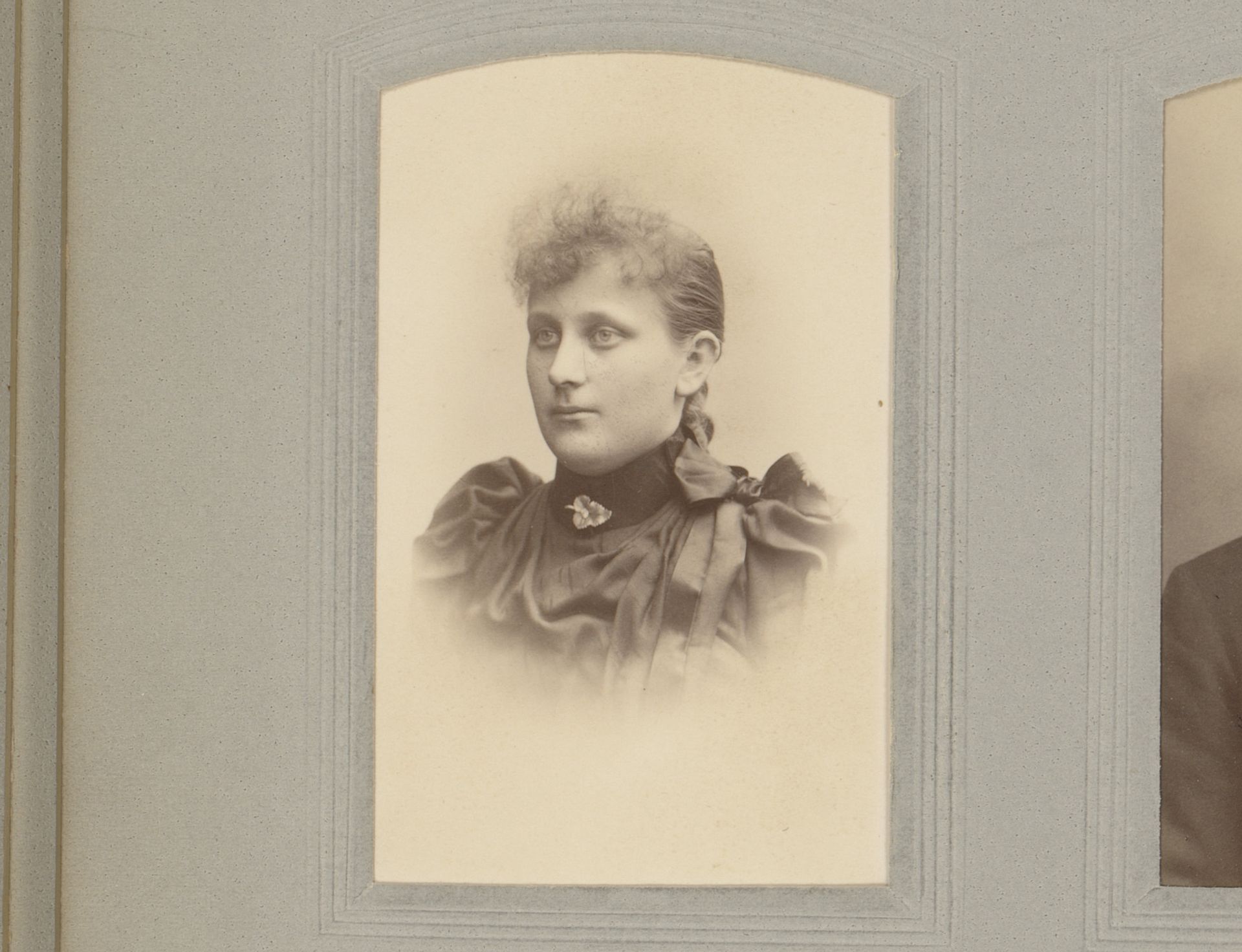 Portret van een vrouw by Daniel Nyblin