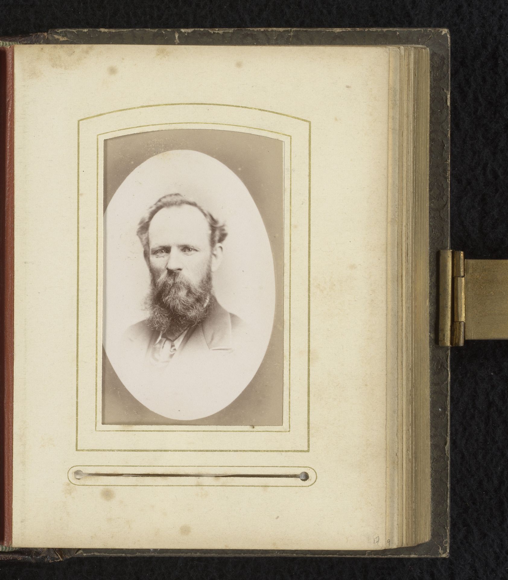 Portret van een man met baard by A. & G. Taylor