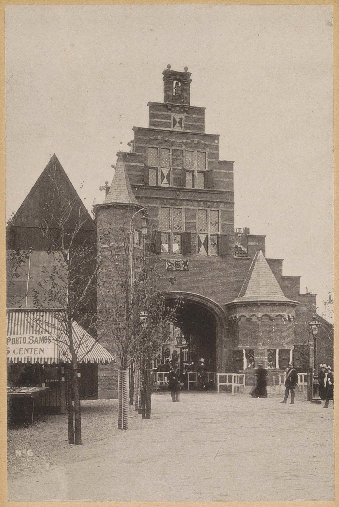 Replica van een stadspoort tijdens de Wereldtentoonstelling voor het Hotel- en Reiswezen op het Museumplein in 1895 by Guy de Coral & Co.