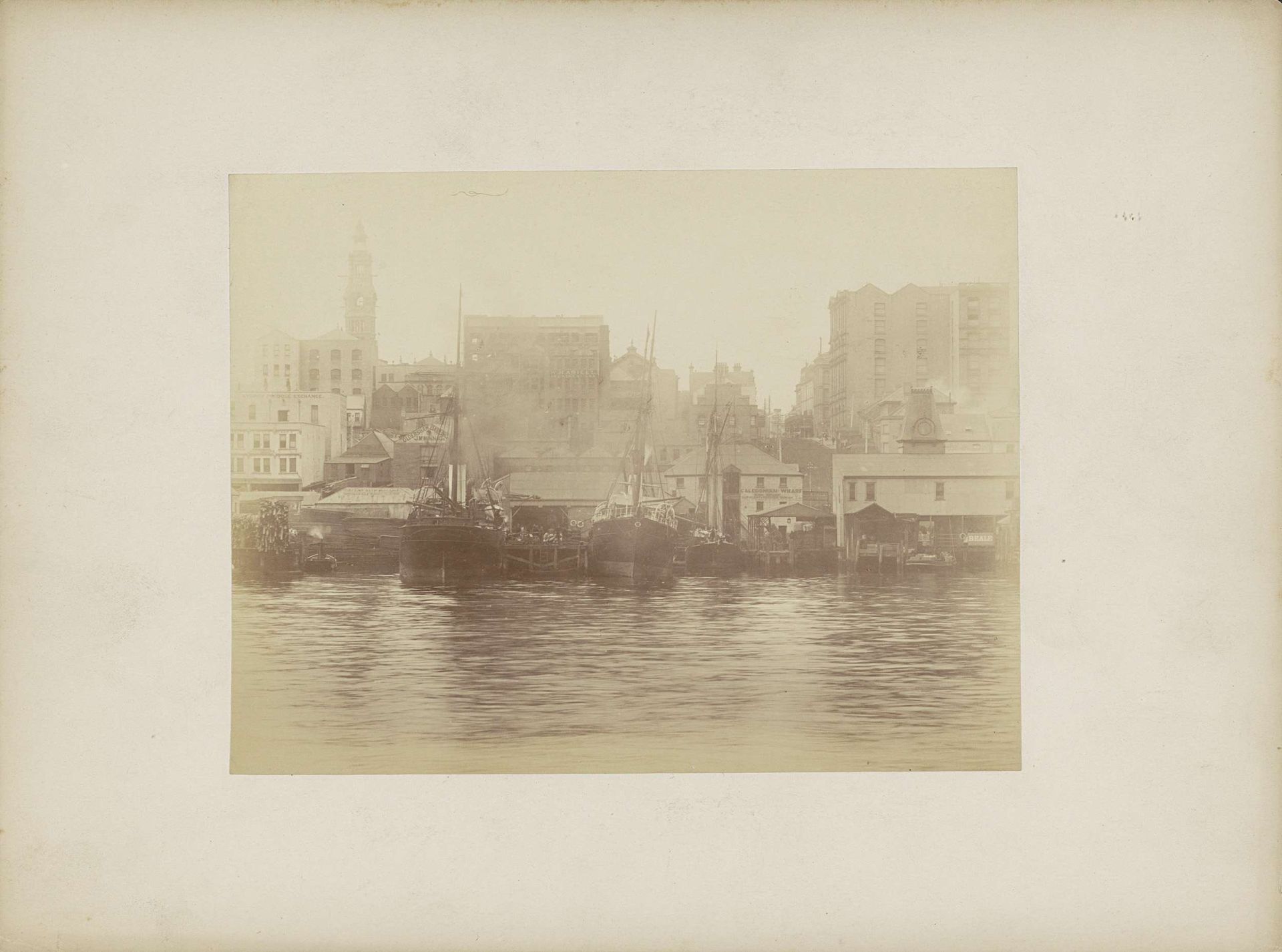 Gezicht op gebouwen, bedrijven en schepen in de haven van (vermoedelijk) Sydney by Charles Bayliss
