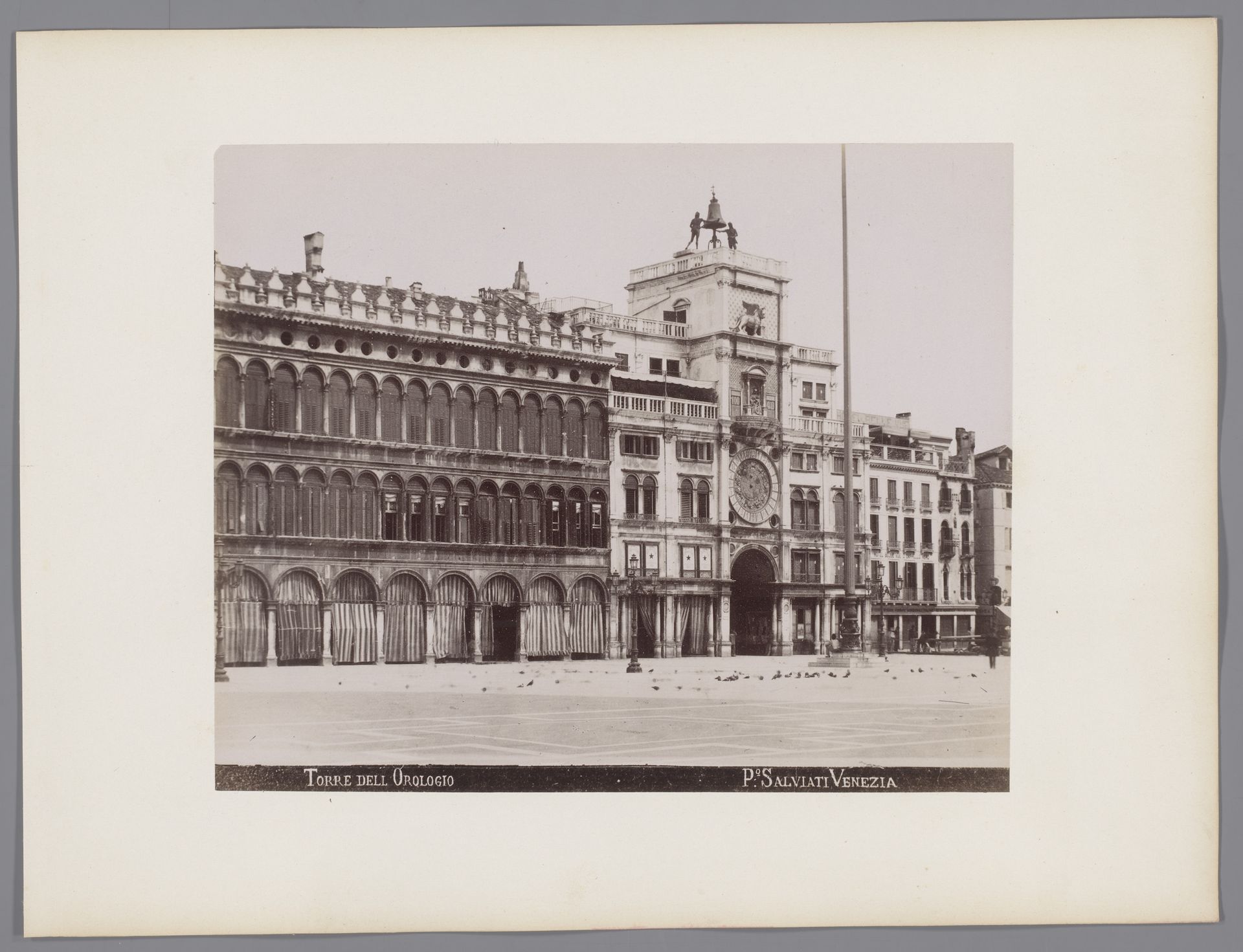 San Marcoplein met de Torre dell'Orologio te Venetië by Paolo Salviati