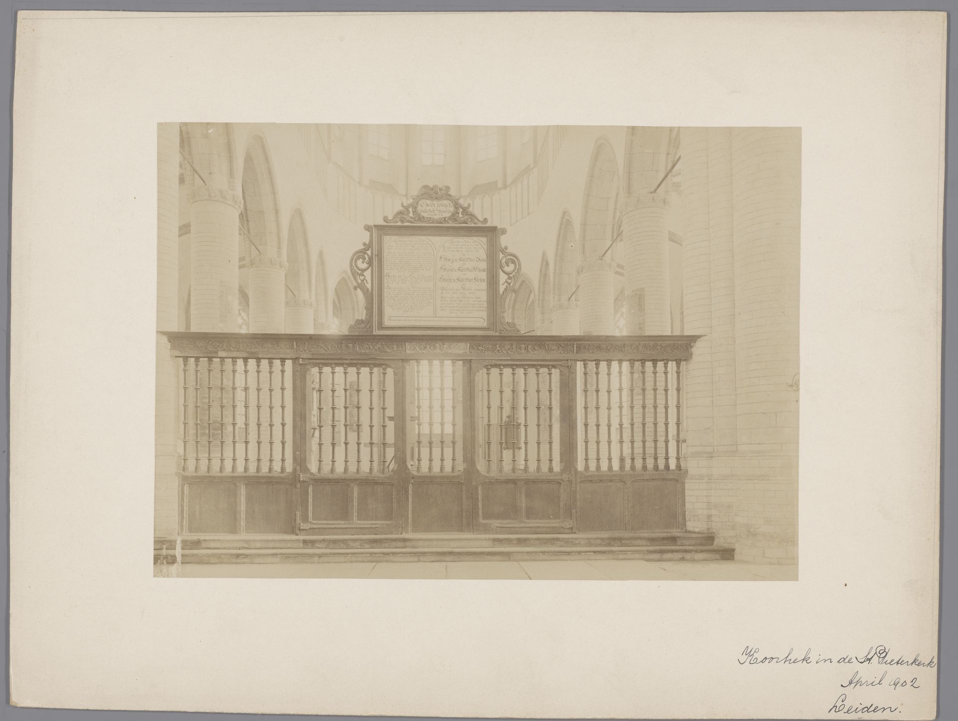 Koorhek in de Pieterskerk te Leiden by anoniem (Monumentenzorg)