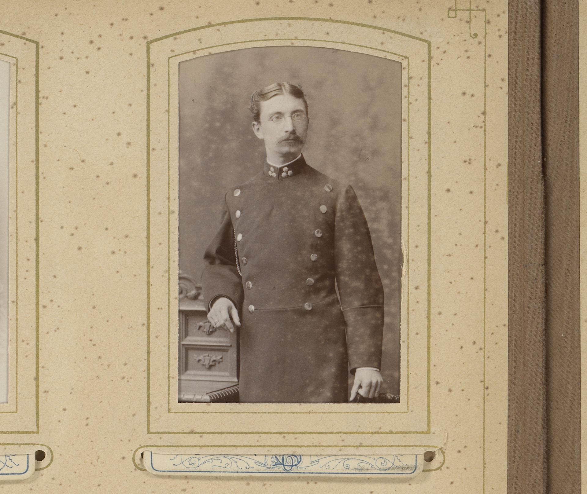 Portret van een staande man met snor en bril by Ernst Schroeter