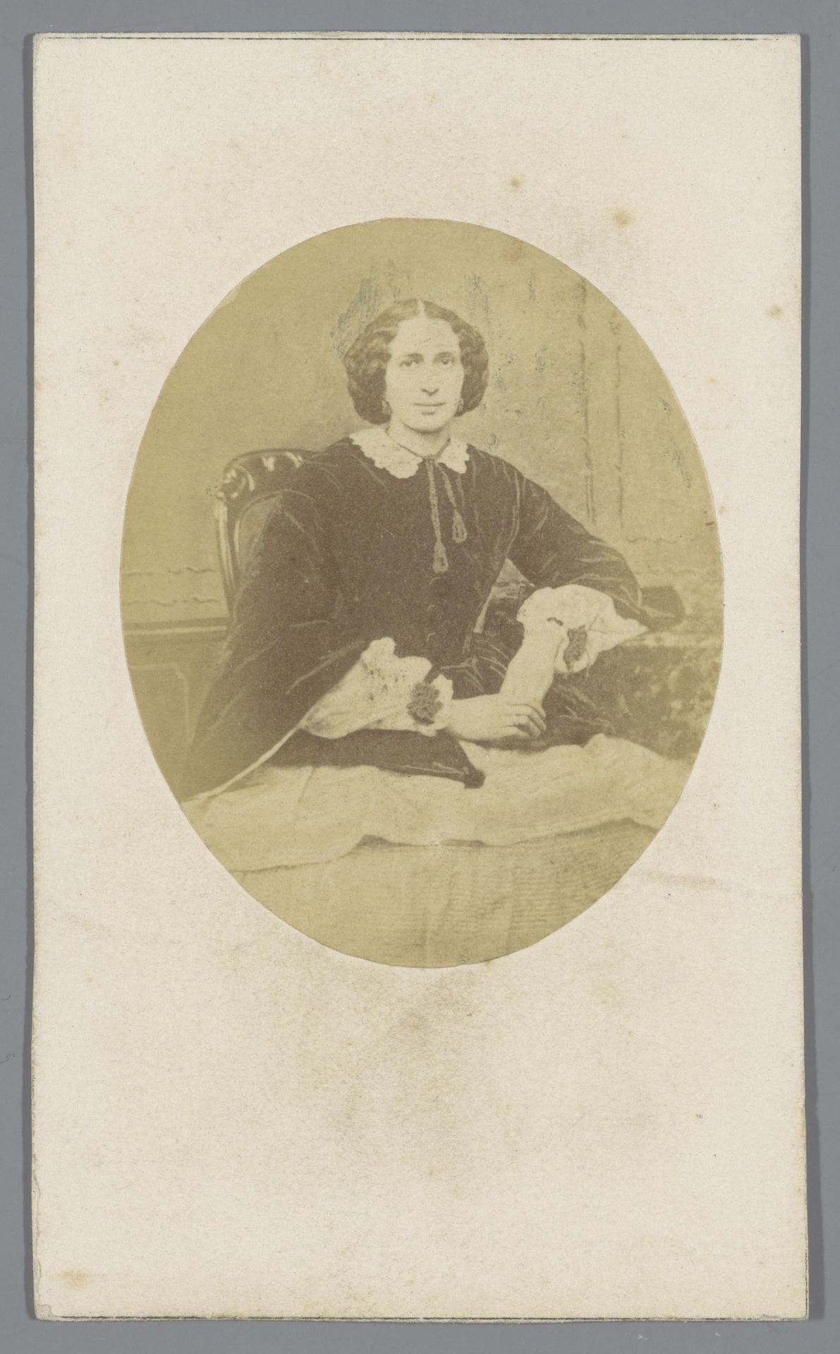 Portret van een onbekende vrouw by Charles Billotte & Cie.