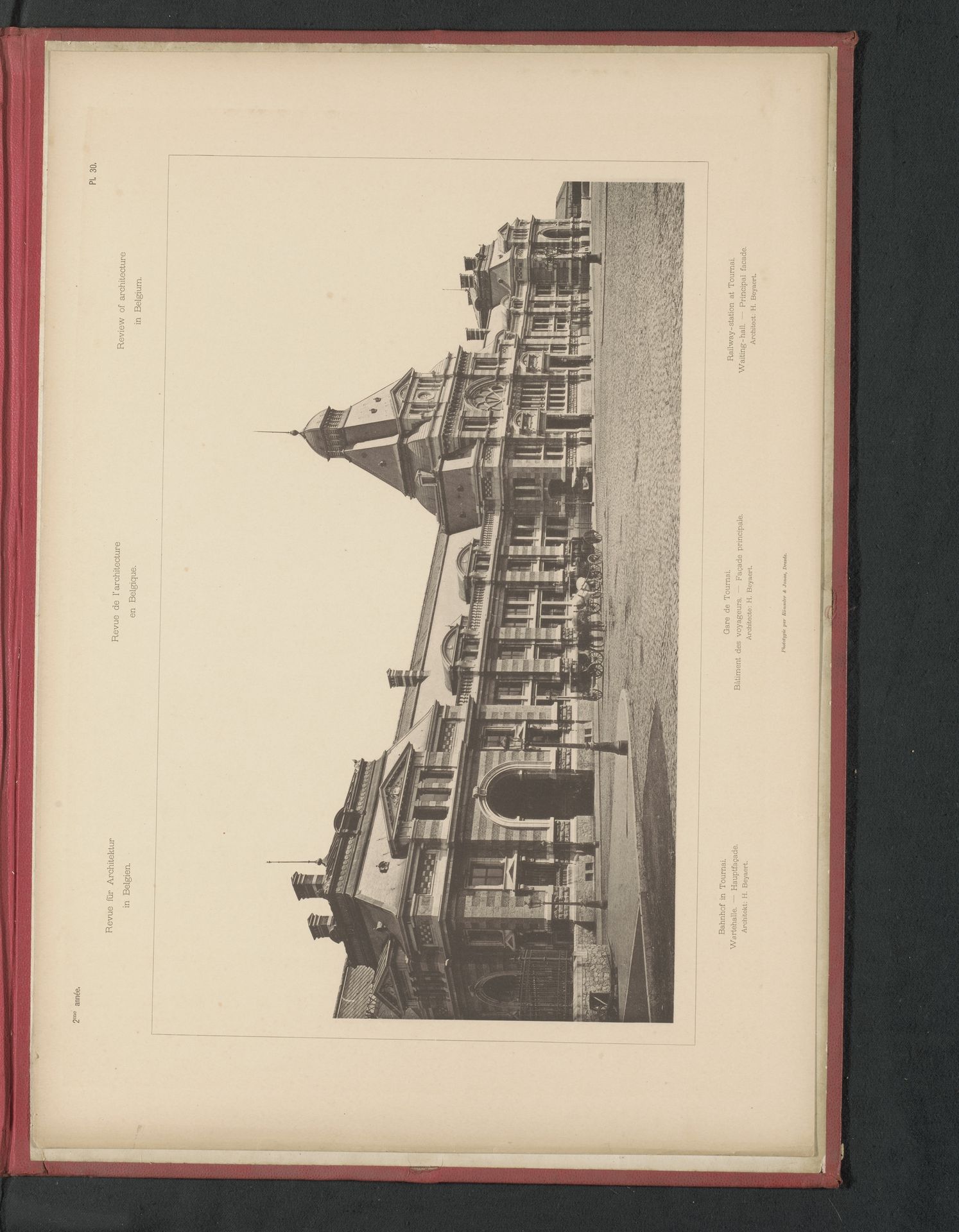 Gezicht op de wachtruimte van het stationsgebouw van Doornik, België by Römmler & Jonas