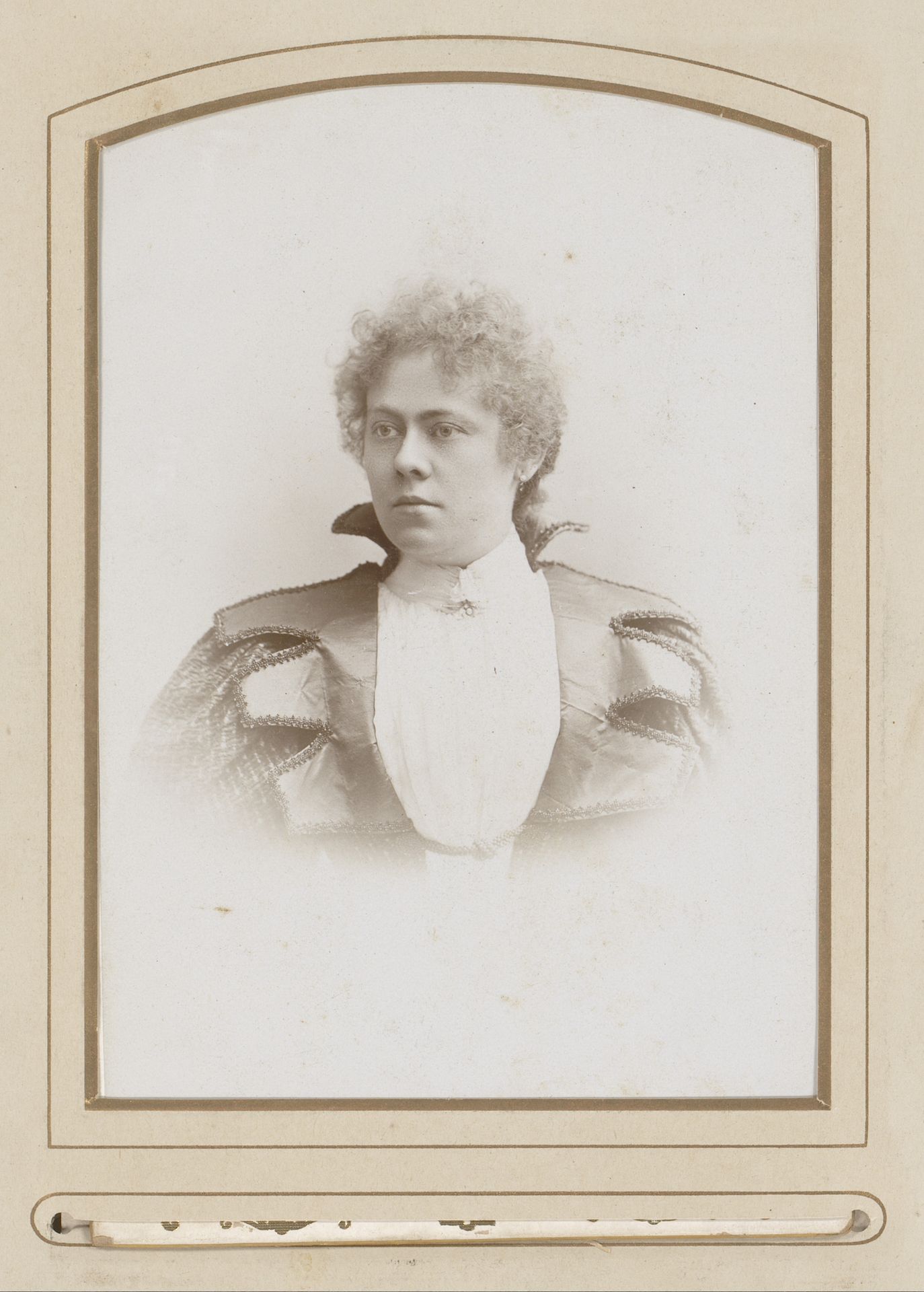 Portret van een vrouw by Albert Greiner