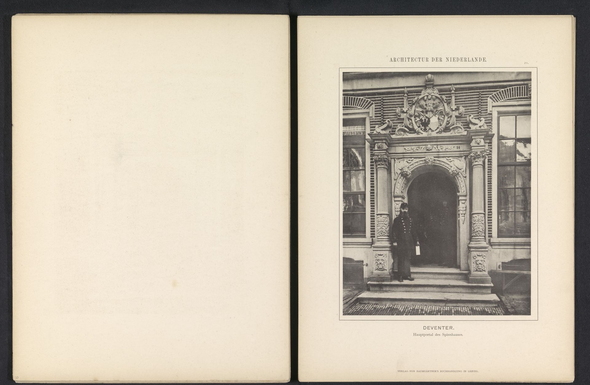 Gezicht op de ingang van het vrouwentuchthuis in Deventer by Anonymous