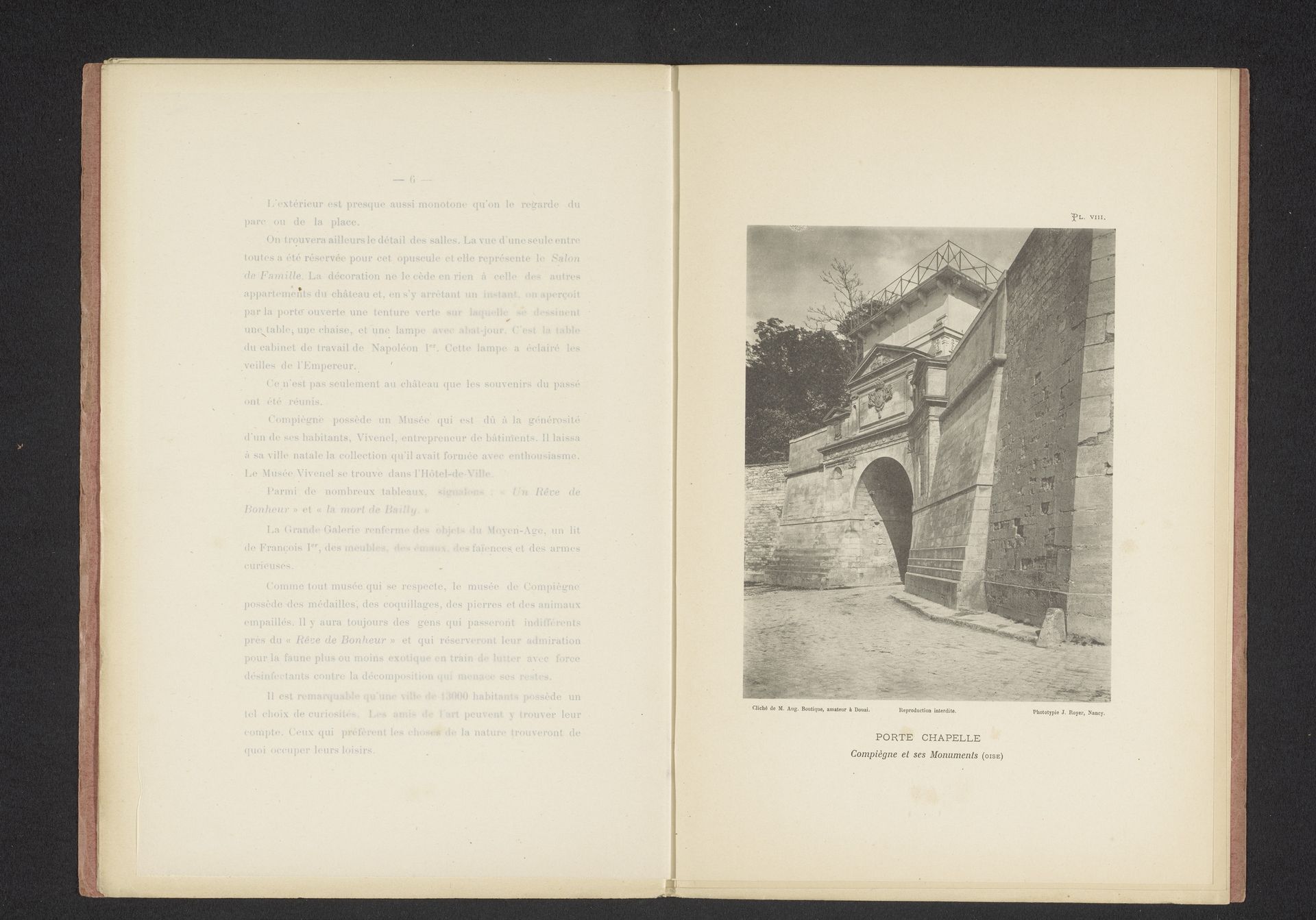 Gezicht op een kapeldeur in Compiègne, Frankrijk by Jules Royer