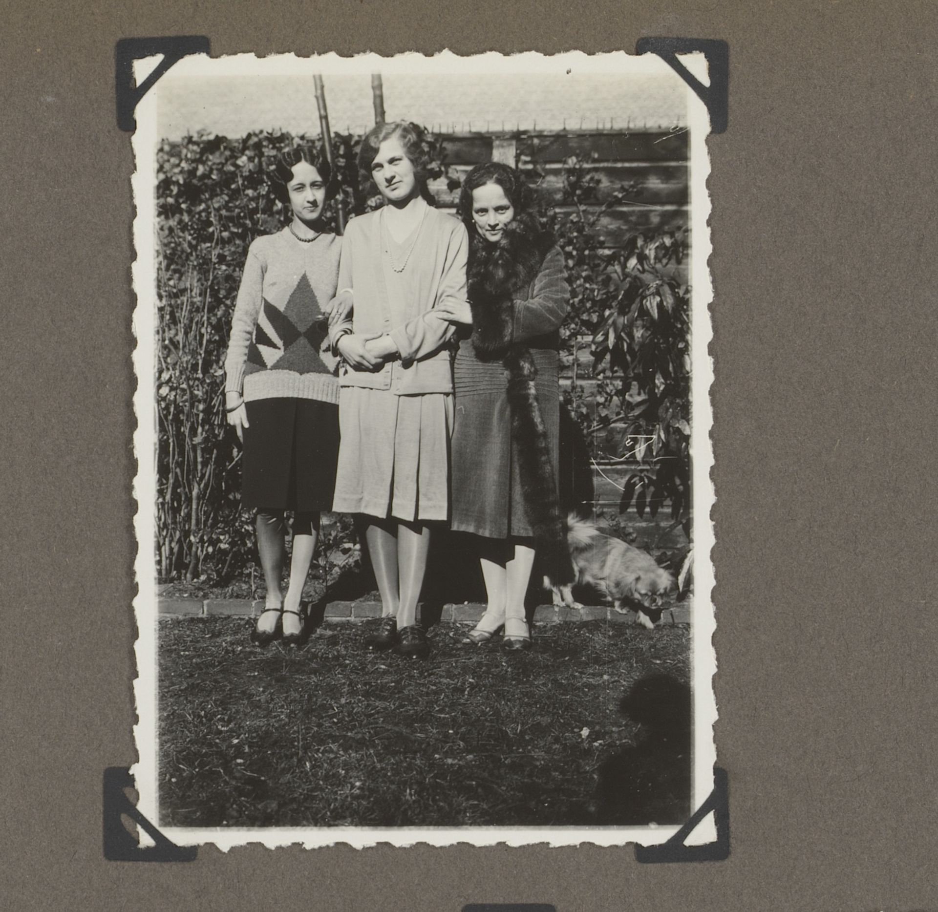 Dootje van Zijll de Jong, Corry Mak van Waay-Zulver en Henriëtte Wassink by Anonymous