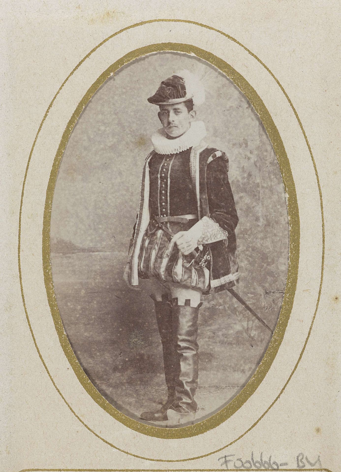 Portret van een jonge man in kostuum met degen, aangeduid als H.S.J. Hijmans by Jan Goedeljee