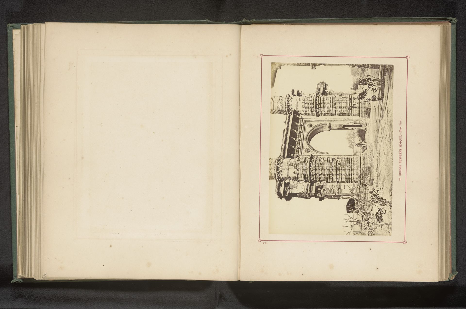 Gezicht op de minaretten en een poort van de Sidi Bashir-moskee in Ahmedabad by Thomas Biggs