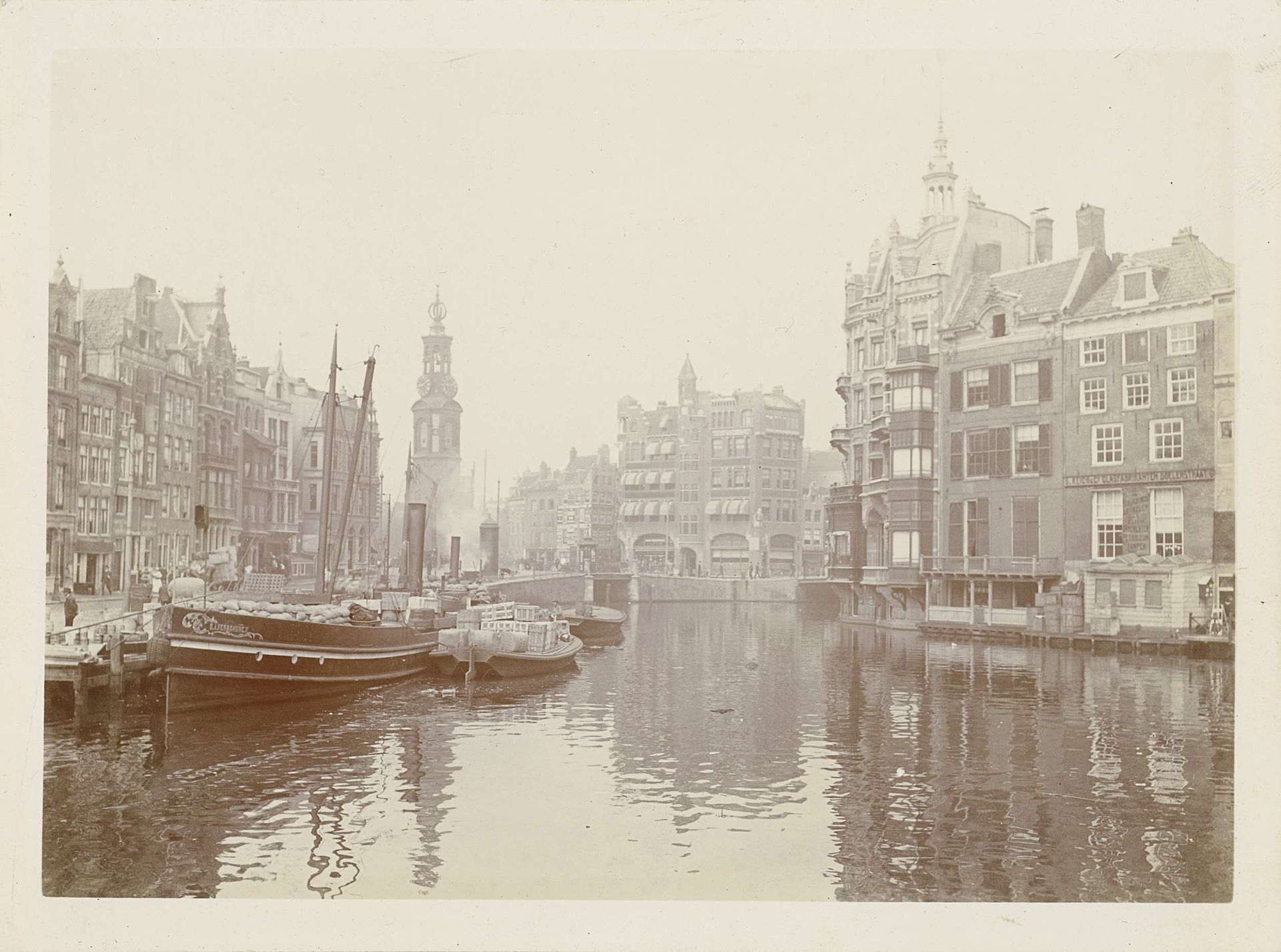 Gezicht op de Binnen-Amstel, in de verte de Munttoren by James Higson