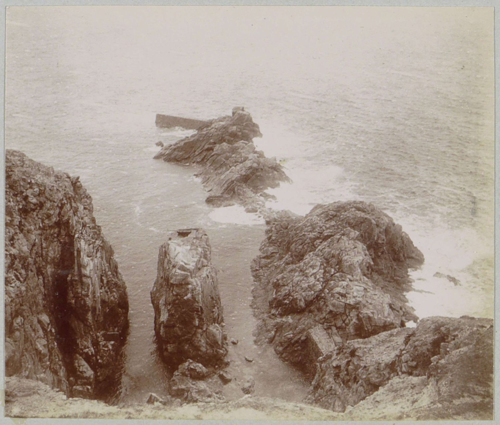 Gezicht op de haven van Bestrée bij de Pointe du Raz by Delizy