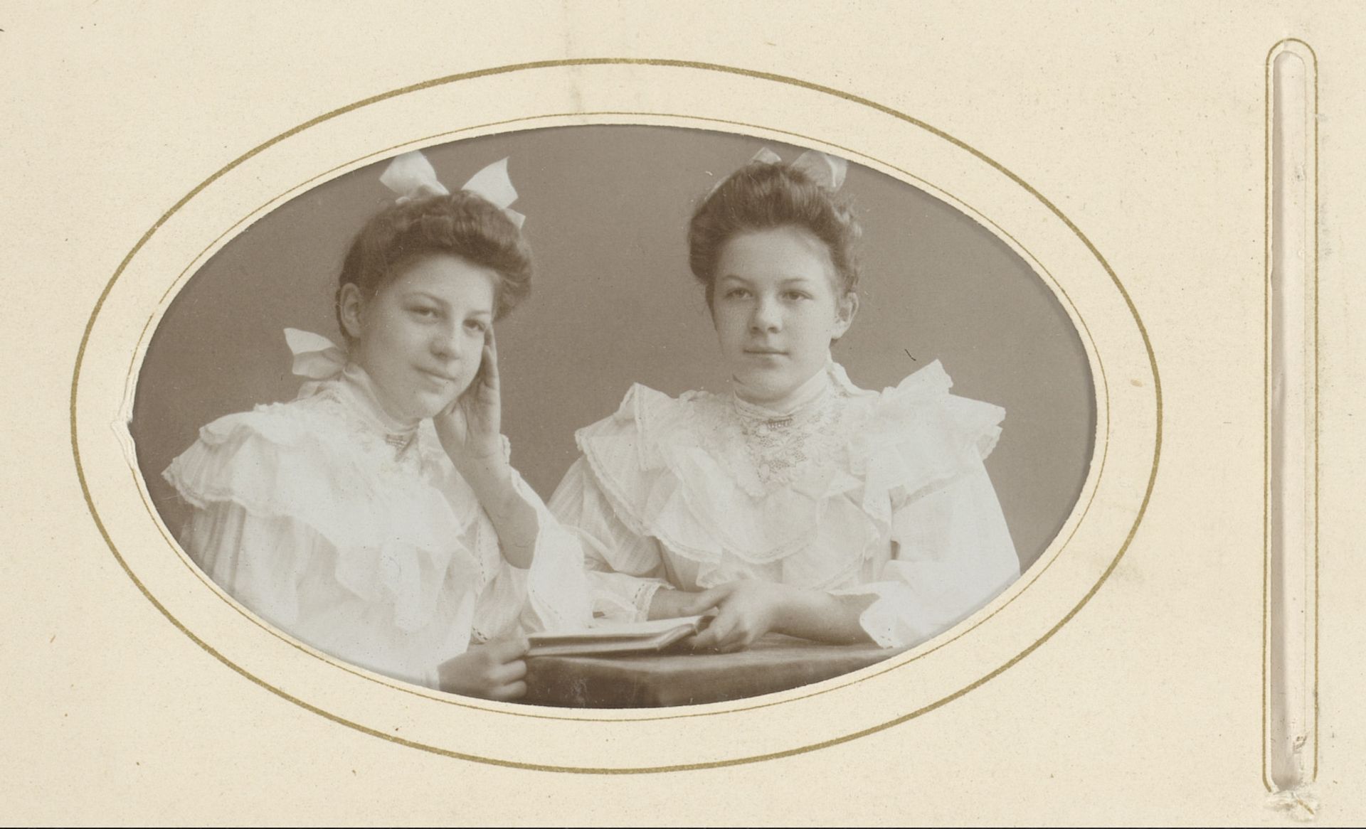 Portret van een tweeling meisjes, aangeduid als Berta en Paula Wrichs by Samson & Co.