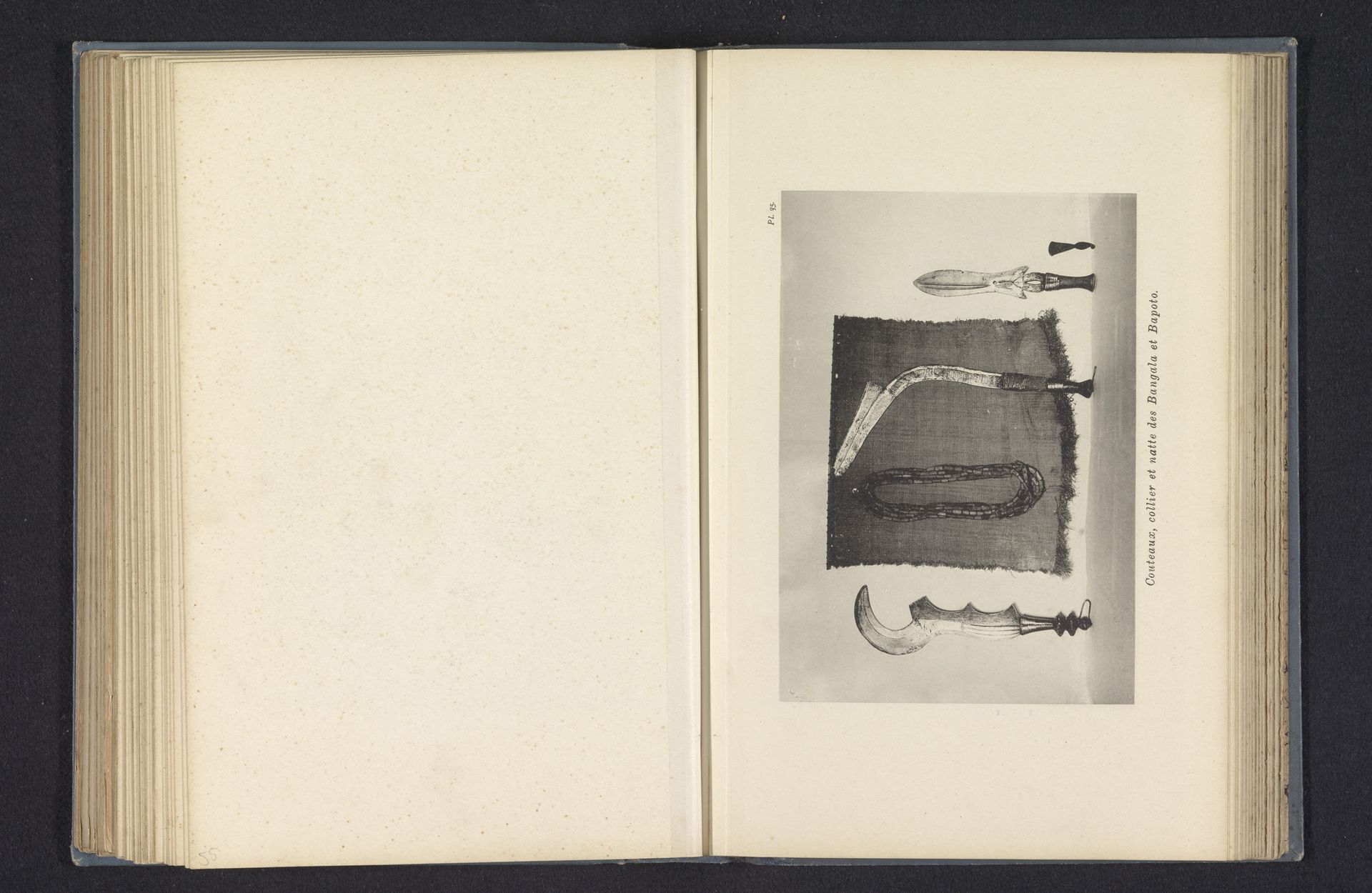 Messen, halsketting en een mat van de Bangala en Bapoto by Franz Thonner