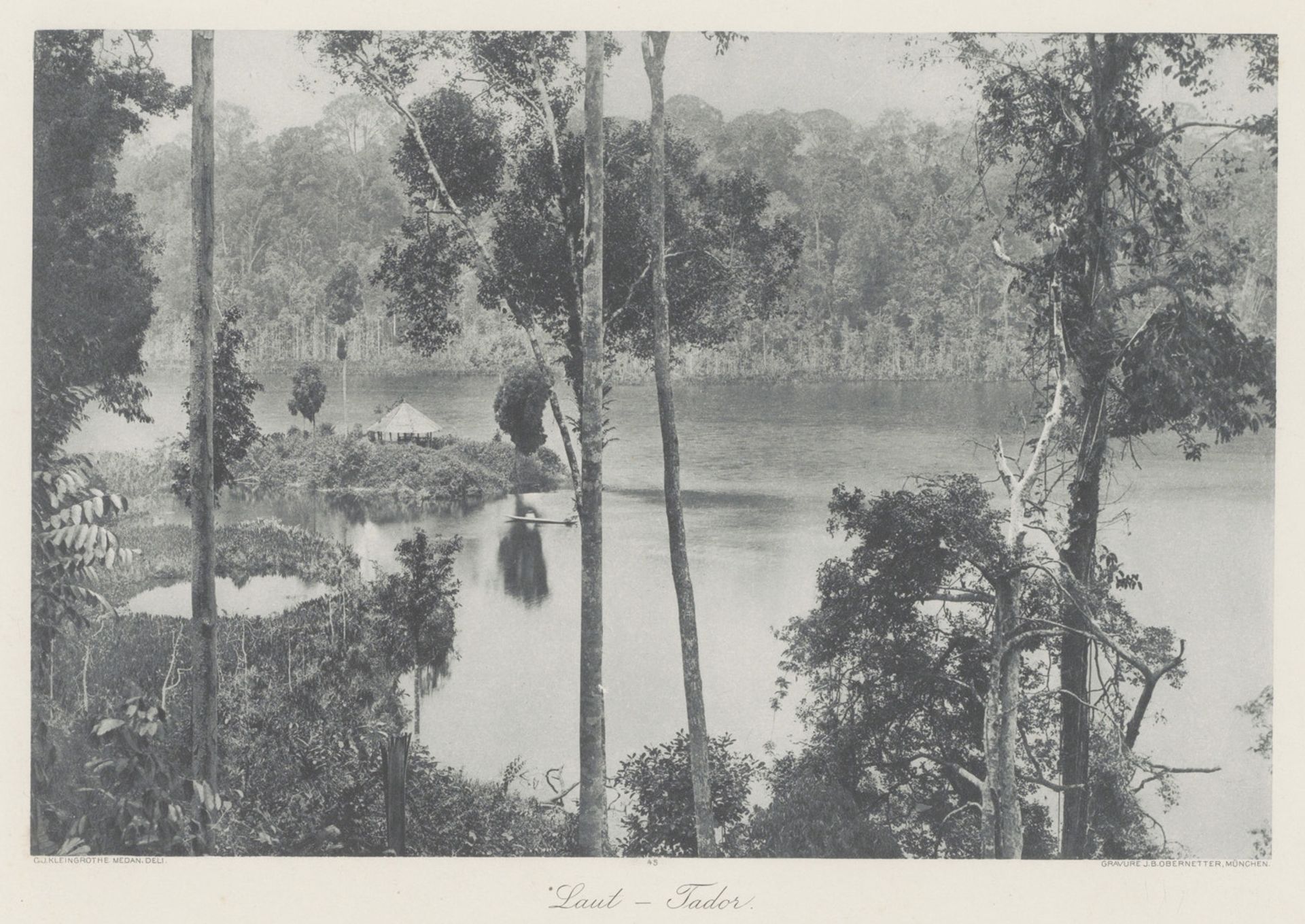 Gezicht op een rivier met uitspanning te Laut Tador op Sumatra by Carl J. Kleingrothe