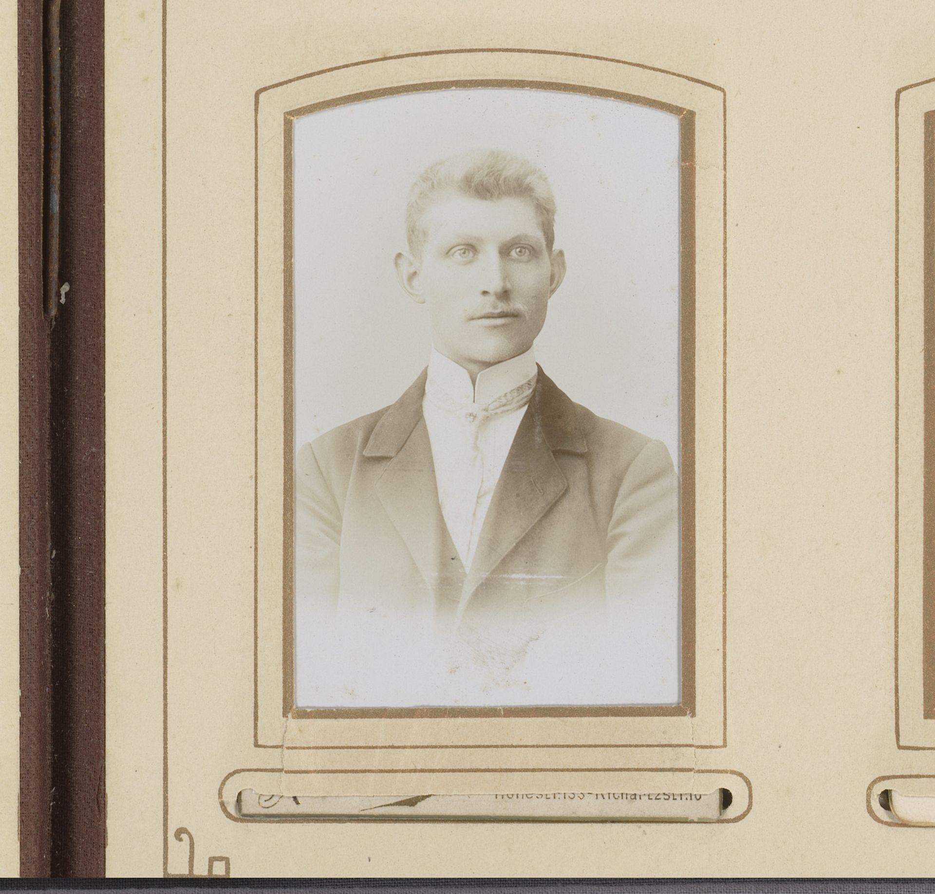 Portret van een man by Atelier J. Fuchs
