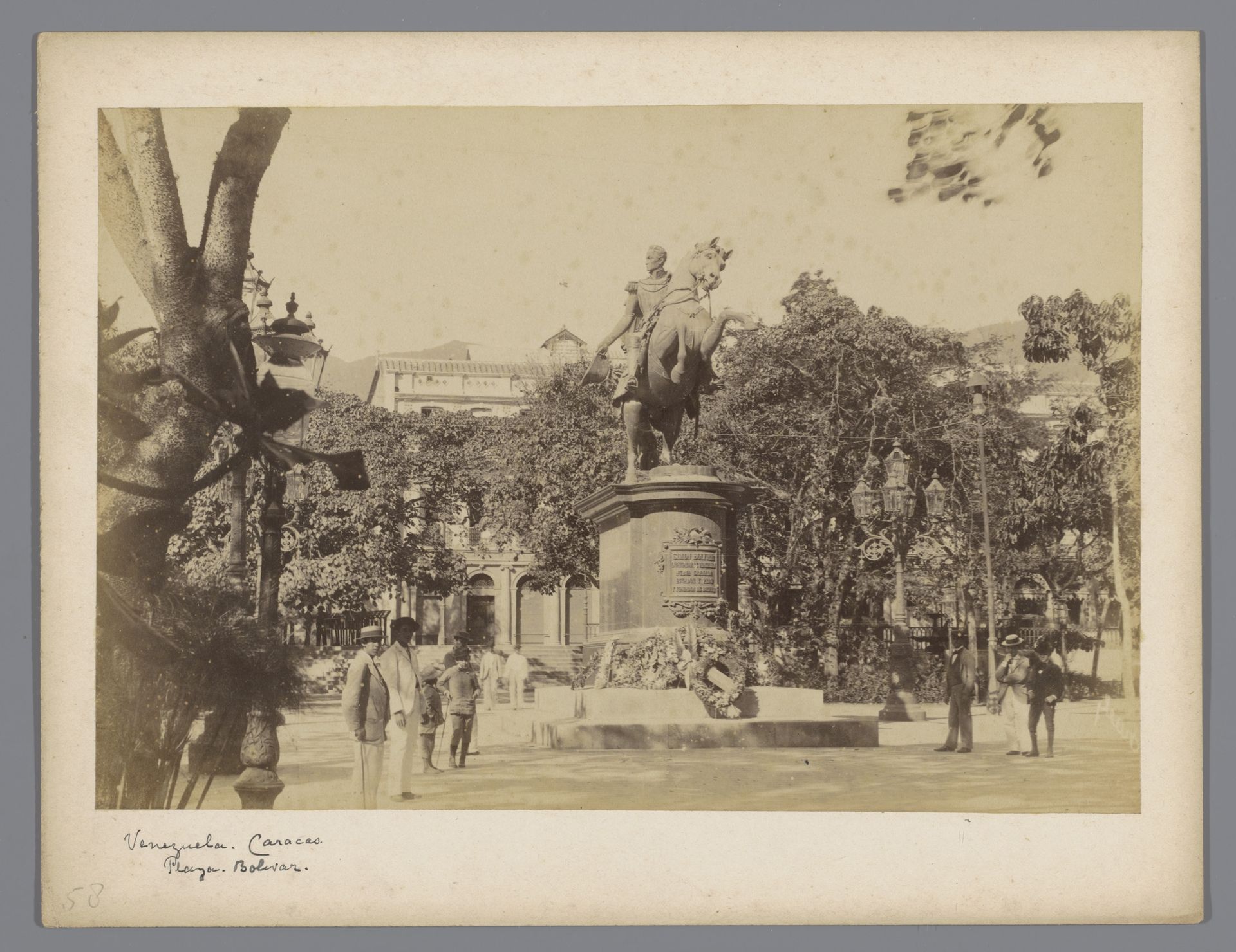 Ruiterstandbeeld van Simón Bolívar op het Plaza Bolívar in Caracas by Anonymous