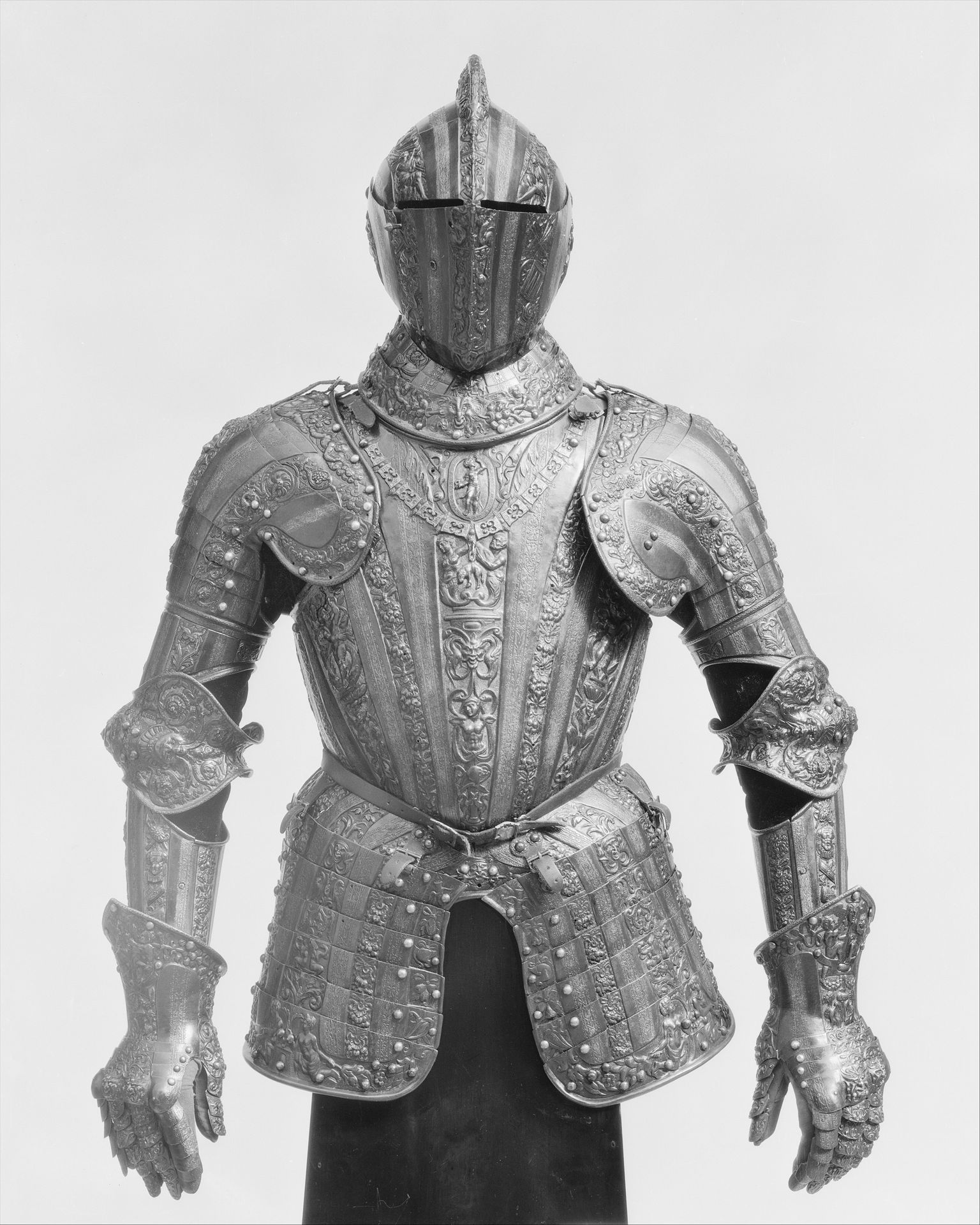 Half Armor attributed to Don Gonzalo Fernández de Córdoba y Fernández de Córdoba, Duke of Sessa (1520/1524–1578) by Lucio Piccinino
