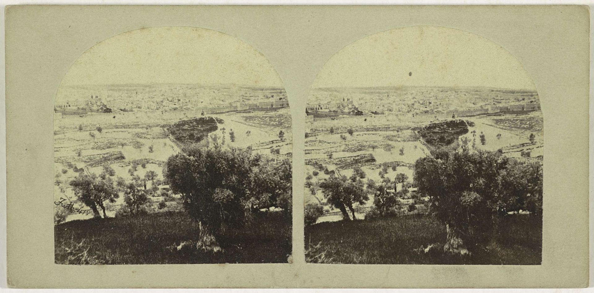 Gezicht op Jeruzalem vanaf de Olijfberg by Francis Frith