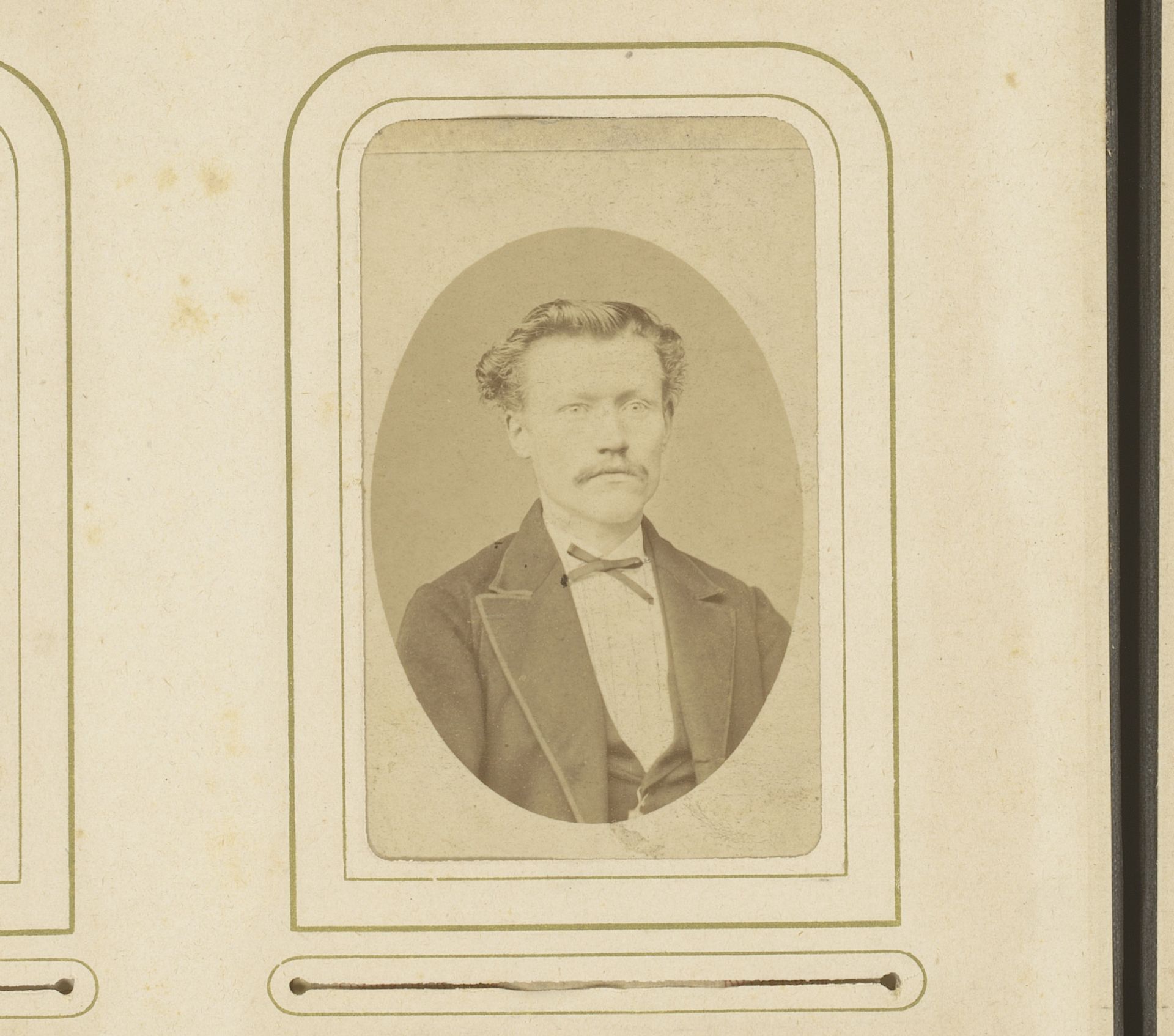 Portret van een man met snor by François Hermans