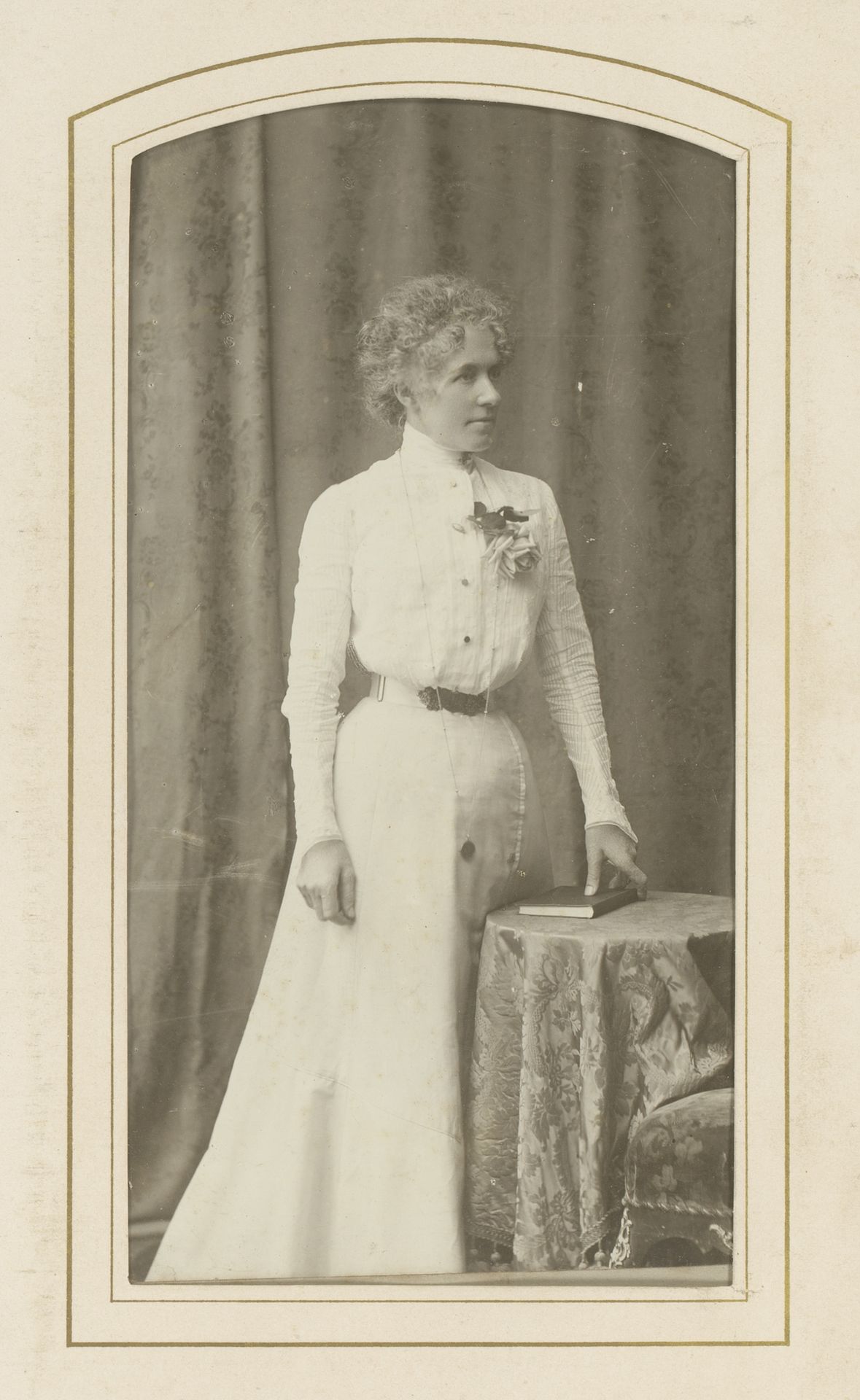 Portret van Fiede Kugelberg in witte japon by Ferdinand Urbahns