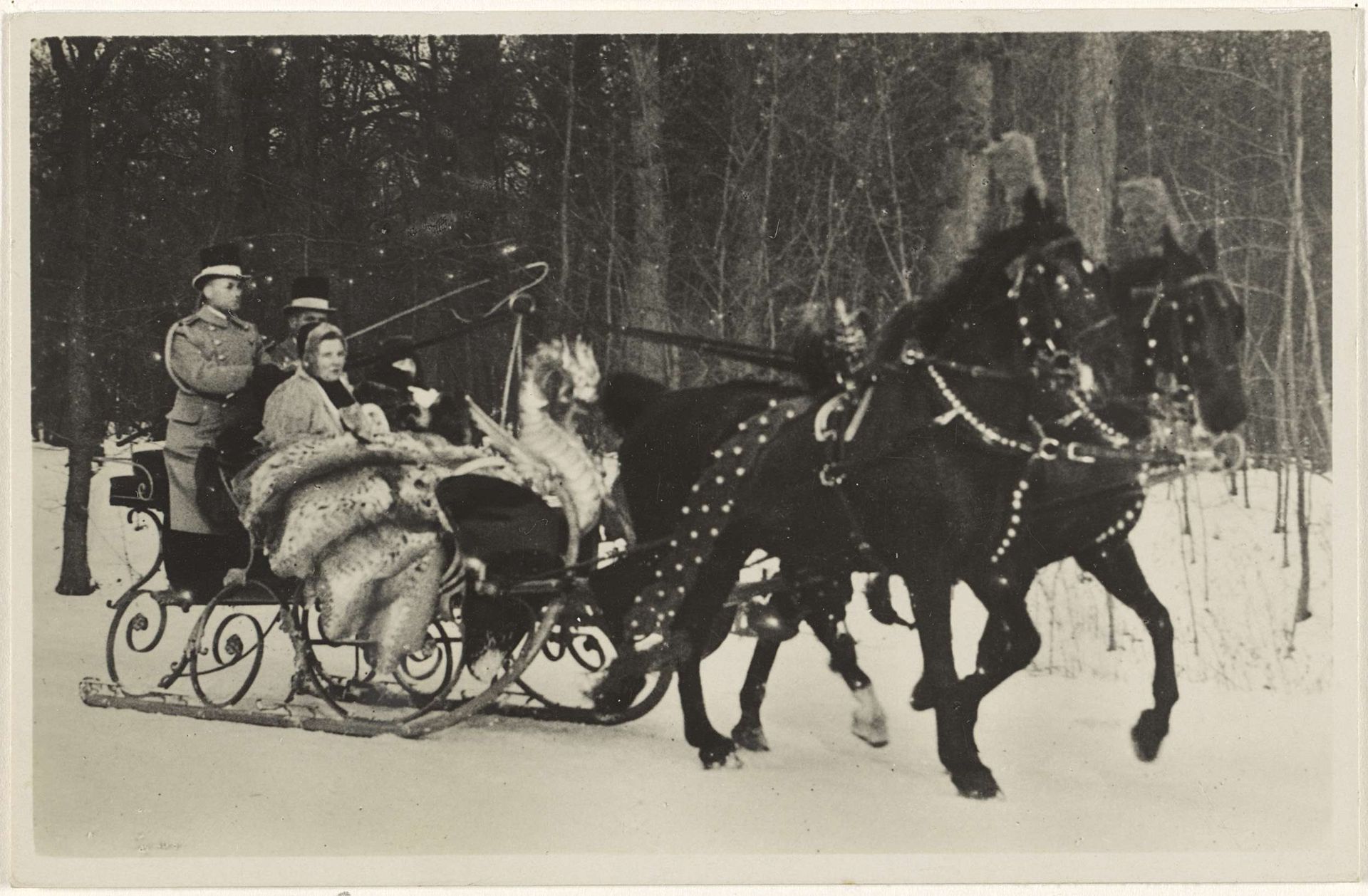 Wilhelmina, koningin der Nederlanden, Juliana, koningin der Nederlanden, en Beatrix, koningin der Nederlanden, in een arreslee te Den Haag by Gompers
