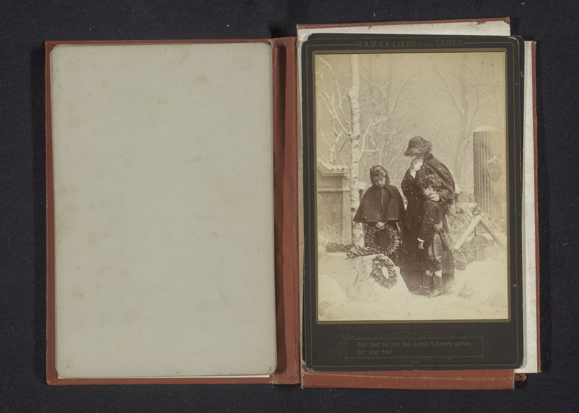 Portret van een onbekende familie in rouw naast een graf by H. Hirsch