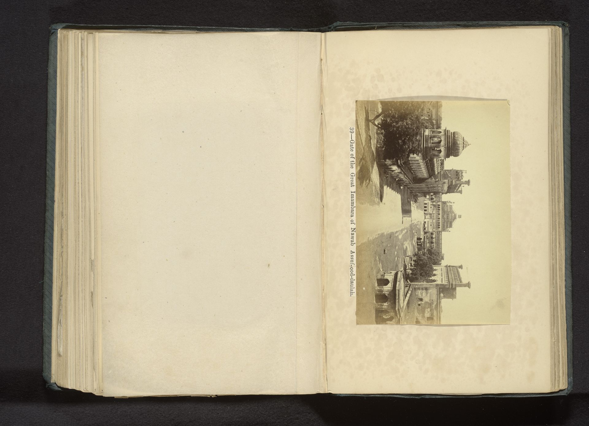 Gezicht op de Bara Imambara in Lucknow by Darogha Ubbas Alli