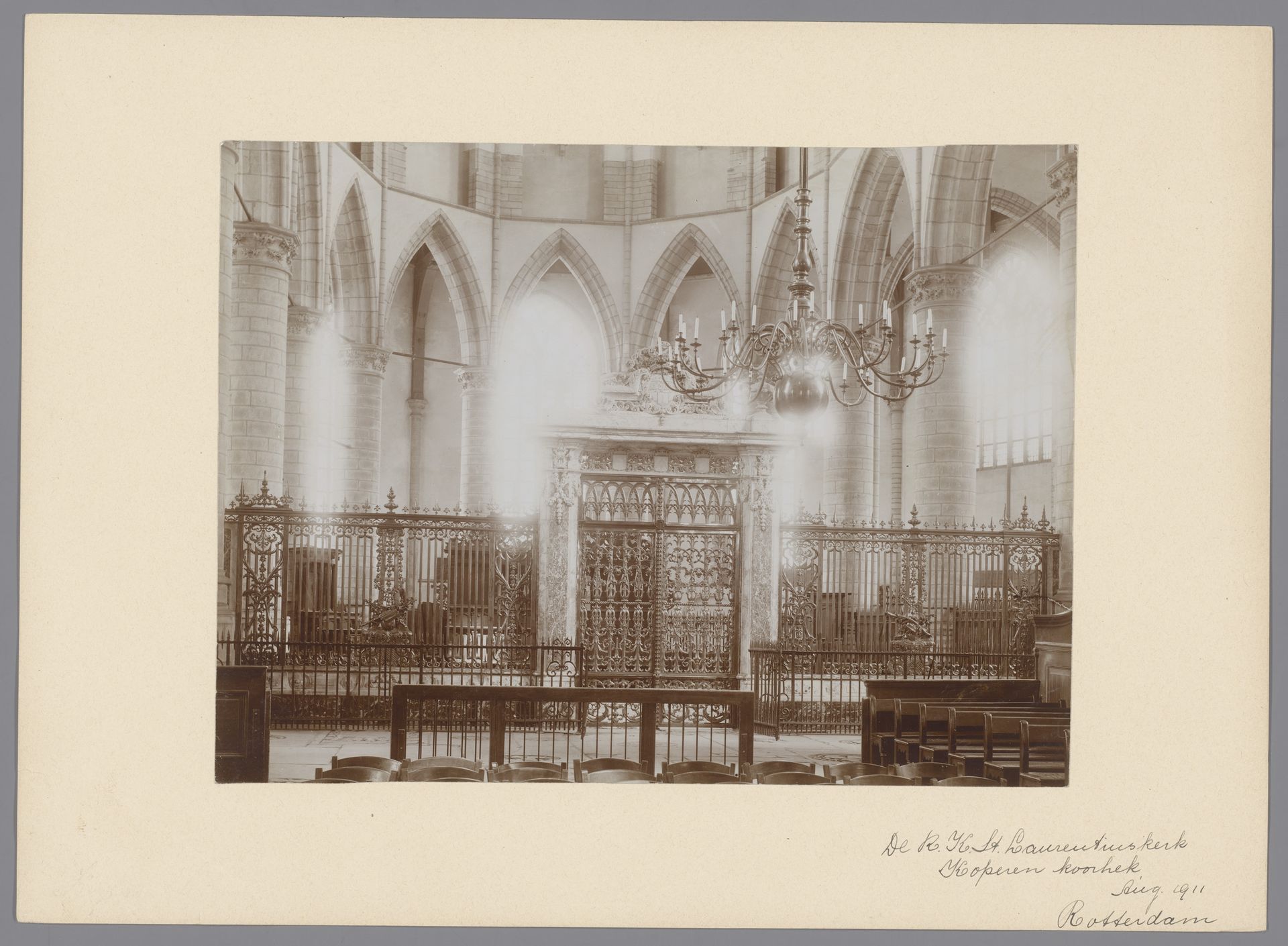 Interieur met het koorhek van de Grote of Sint-Laurenskerk te Rotterdam by anoniem (Monumentenzorg)