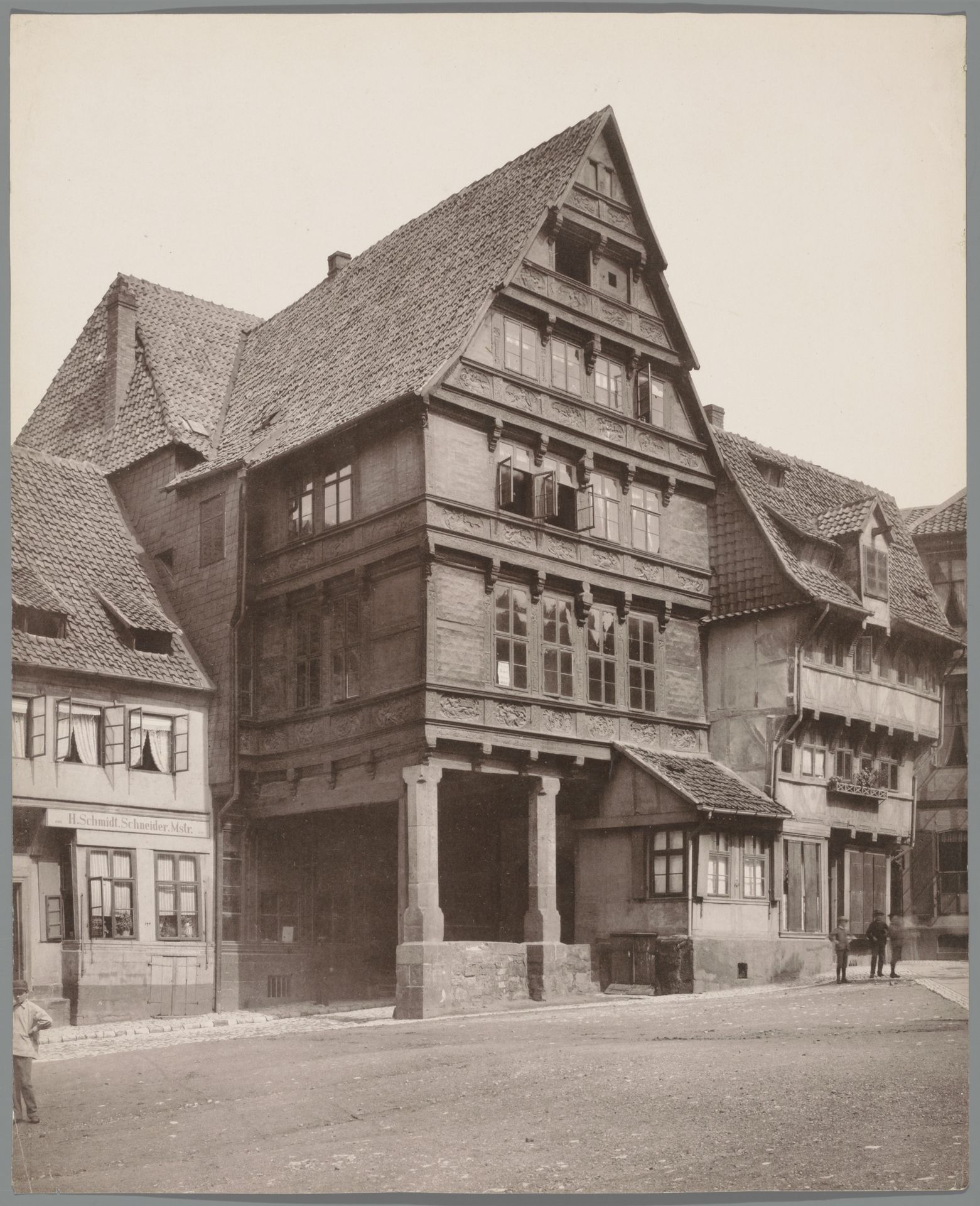 Pfleiderhaus aan de Andreasplatz in Hildesheim by E. Mertens & Cie
